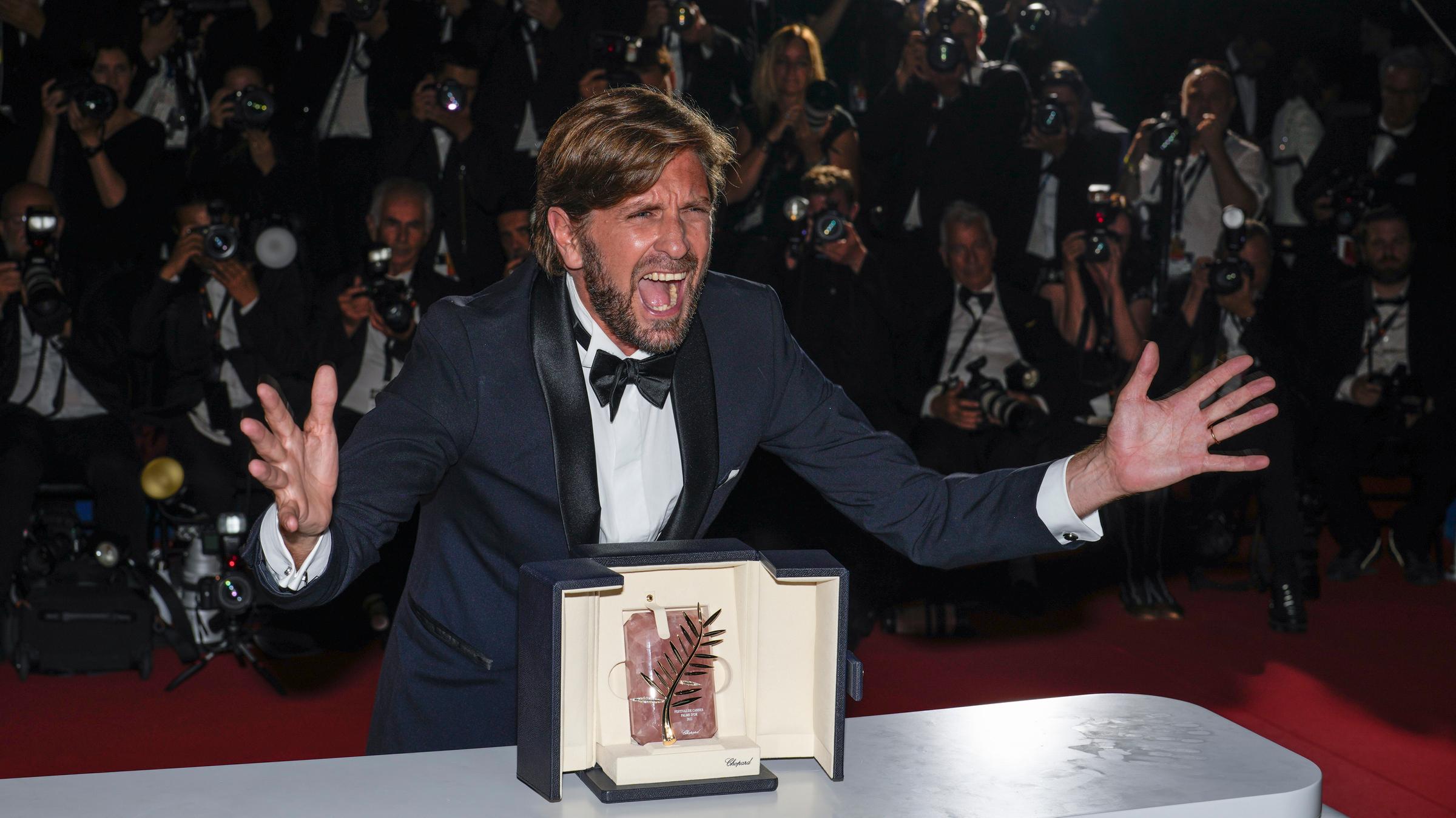 Ruben Östlund, Gewinner der Goldenen Palme für "Triangle of Sadness", vor Fotografen
