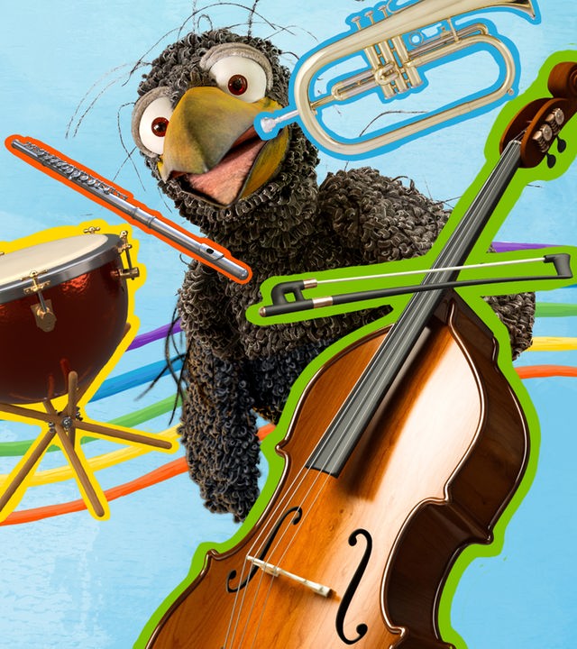 Rabe Rudi schwebt zusammen mit den Instrumenten Cello, Flügel, Flöte, Pauke, Trompete und einer geschwungenen Notenlinie im Musikhimmel. Dabei spielt er die Flöte.