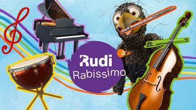 Rabe Rudi schwebt zusammen mit den Instrumenten Cello, Flügel, Flöte, Pauke, Trompete und einer geschwungenen Notenlinie im Musikhimmel. Dabei spielt er die Flöte.