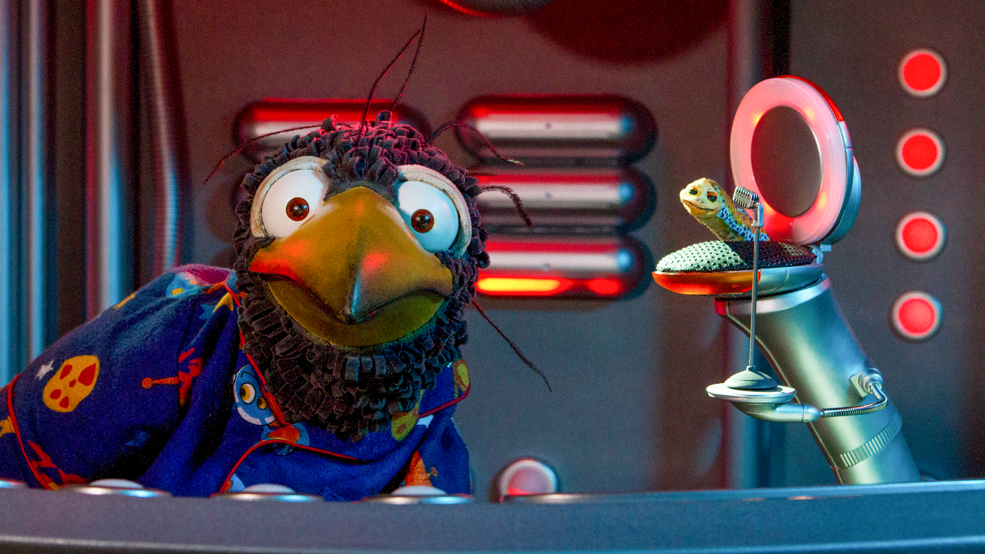 Rabe Rudi ist an Bord des Raumschiffes von Commander Wu, einem kleinen Wurm.