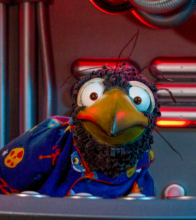 Rabe Rudi ist an Bord des Raumschiffes von Commander Wu, einem kleinen Wurm.