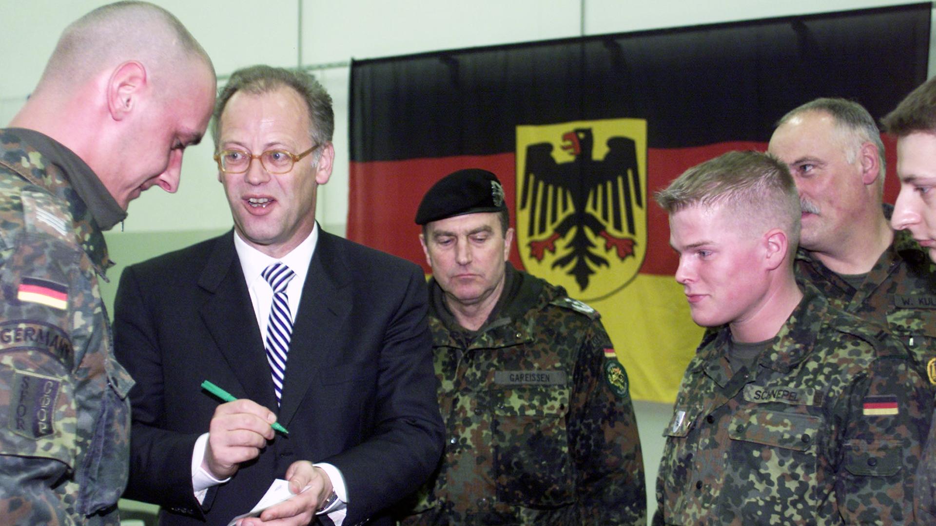 Verteidigungsminister Rudolf Scharping mit Soldaten in Sarajevo 2001