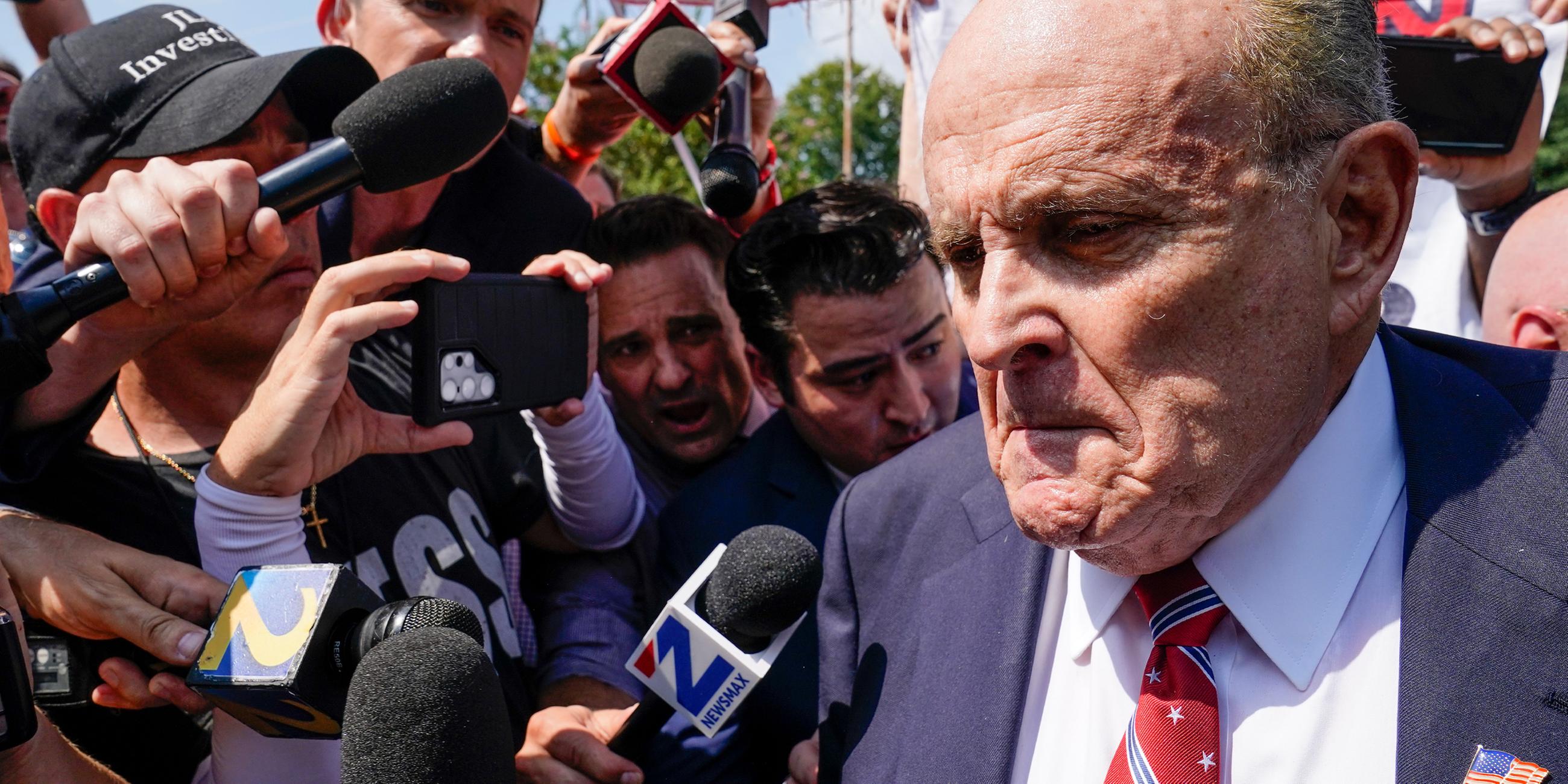 Rudy Giuliani spricht vor dem Gefängnis von Fulton County. (23.08.2023)