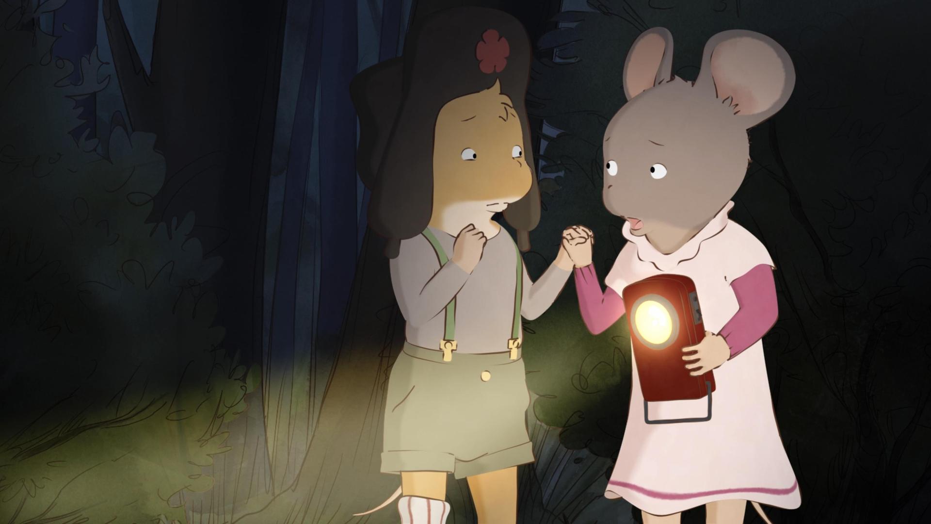 Celestine steht Hand in Hand mit ihrer Freundin Mandarine im Wald. Sie hält eine Taschenlampe in der Hand. Mandarine schaut ängstlich, Celestine auch. Es ist sehr dunkel, nur der Schein der Taschenlampe spendet Licht.