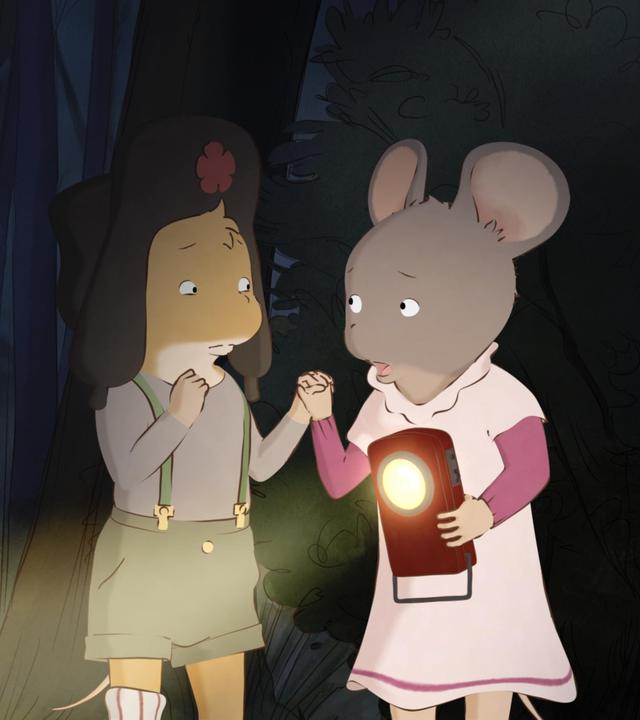 Celestine steht Hand in Hand mit ihrer Freundin Mandarine im Wald. Sie hält eine Taschenlampe in der Hand. Mandarine schaut ängstlich, Celestine auch. Es ist sehr dunkel, nur der Schein der Taschenlampe spendet Licht.