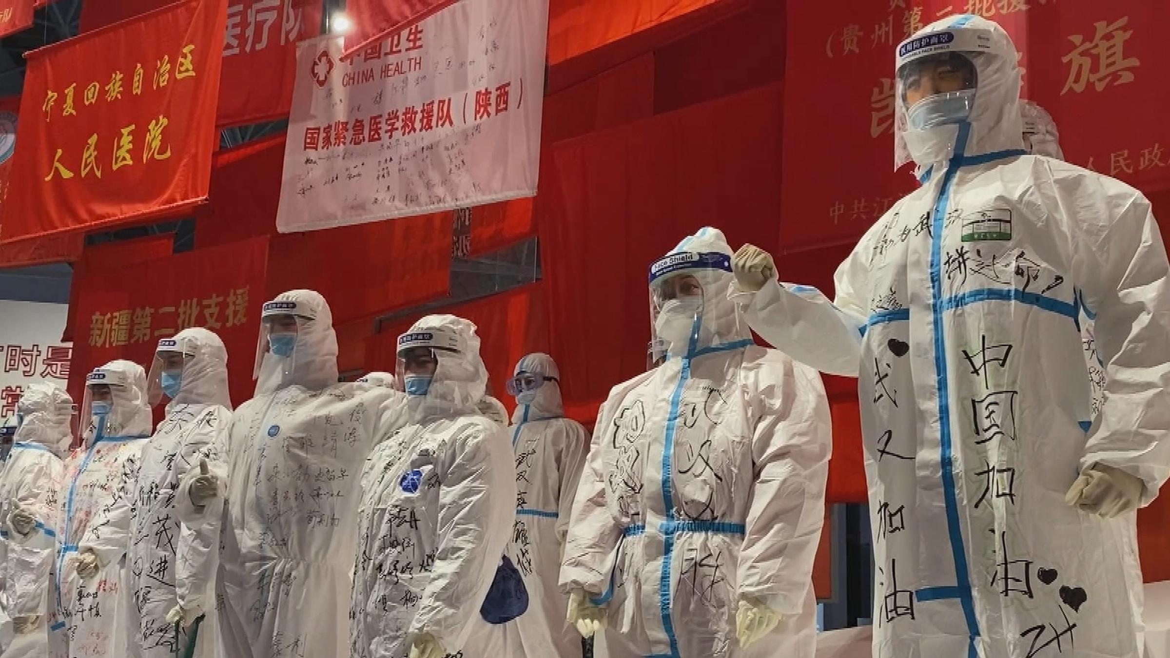 In einem Museum in Wuhan huldigt eine Ausstellung den Helden der Corona-Krise.