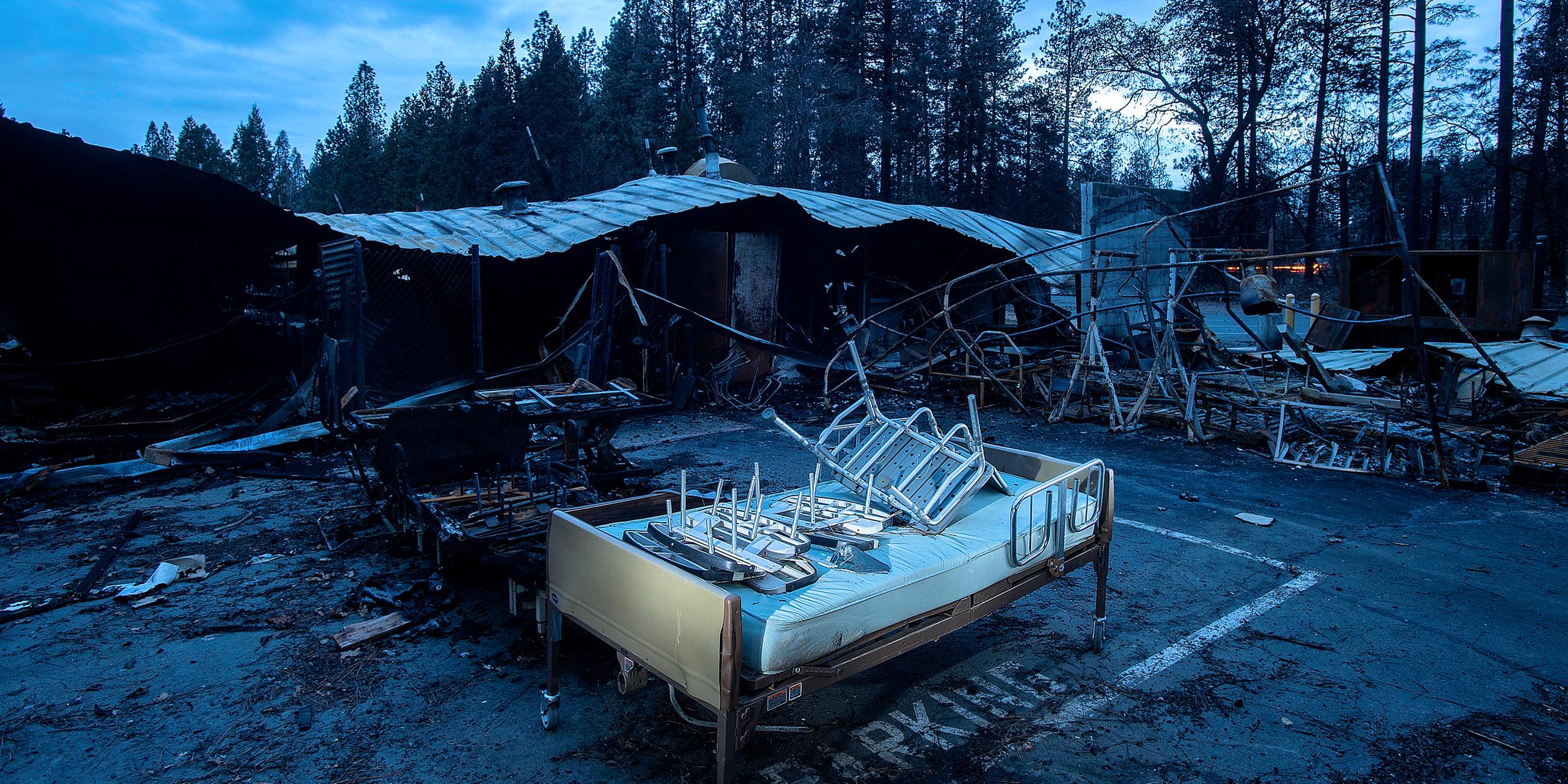 Ein Bett inmitten der Zerstörung in Paradise, aufgenommen am 04.12.2018