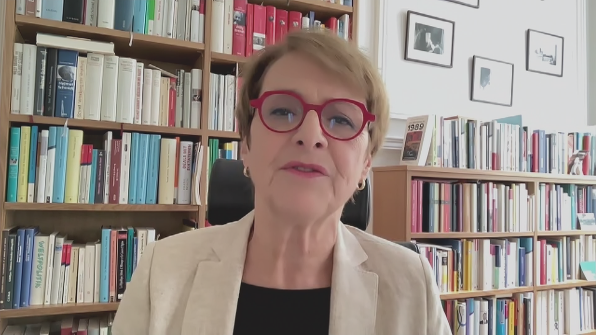 Prof. Hélène Miard-Delacroix von der Sorbonne Université im Interview im Videocall vor einem gefüllten Buchregal.