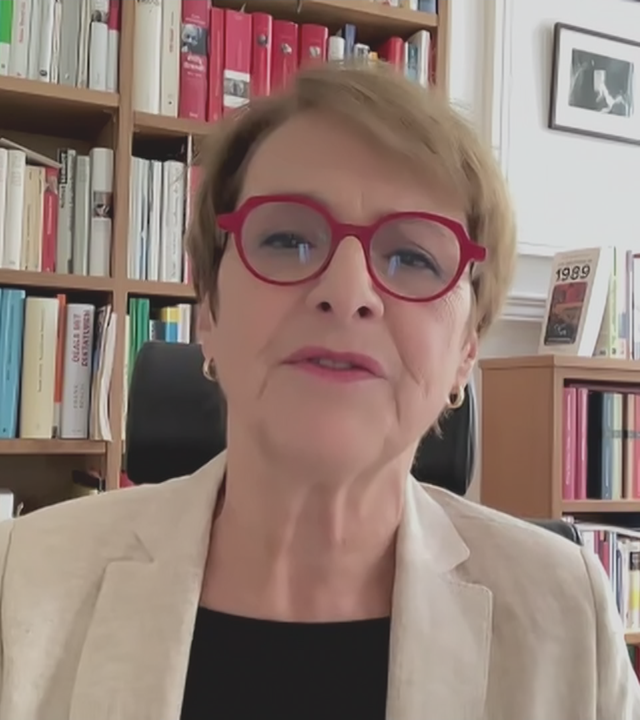 Prof. Hélène Miard-Delacroix von der Sorbonne Université im Interview im Videocall vor einem gefüllten Buchregal.