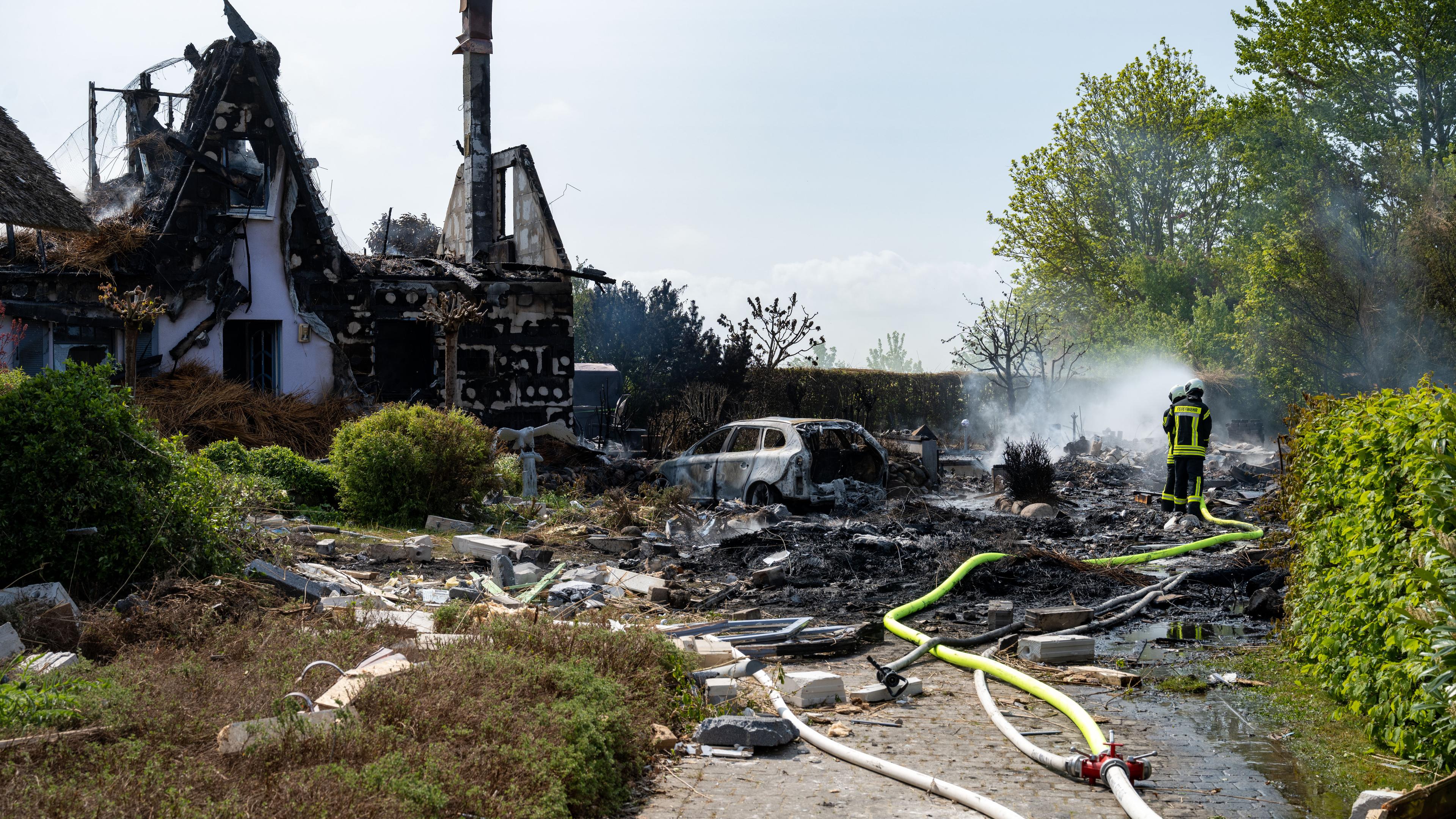 Die Feuerwehr arbeitet am Brandort nach einer Explosion in Putgarten im Norden der Insel Rügen