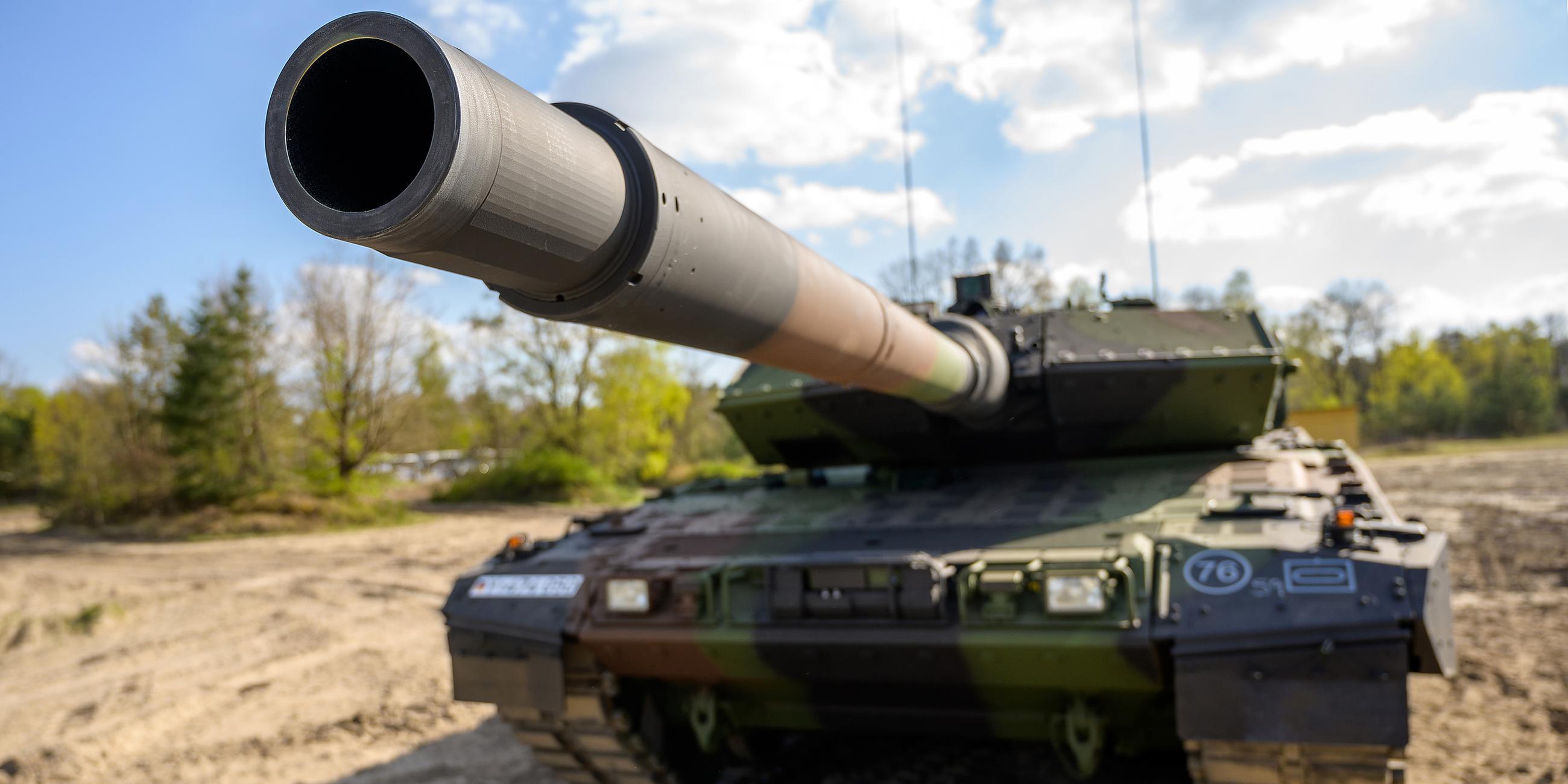 Ein Kampfpanzer der Bundeswehr vom Typ Leopard 2 A7V steht auf dem Übungsplatz, aufgenommen am 28.04.2022