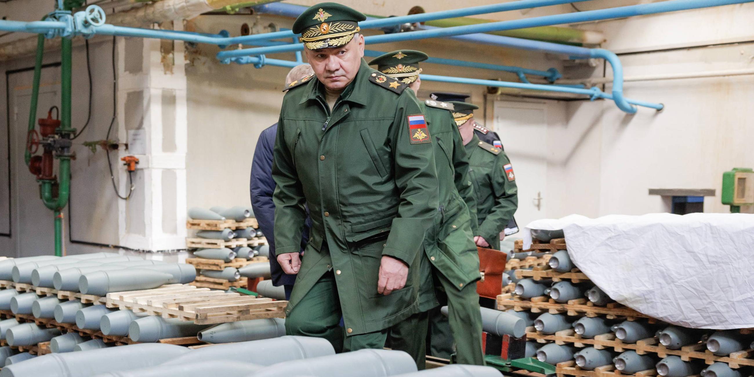 Russlands Verteidigungsminister Sergej Schoigu besucht Unternehmen der Rüstungsindustrie