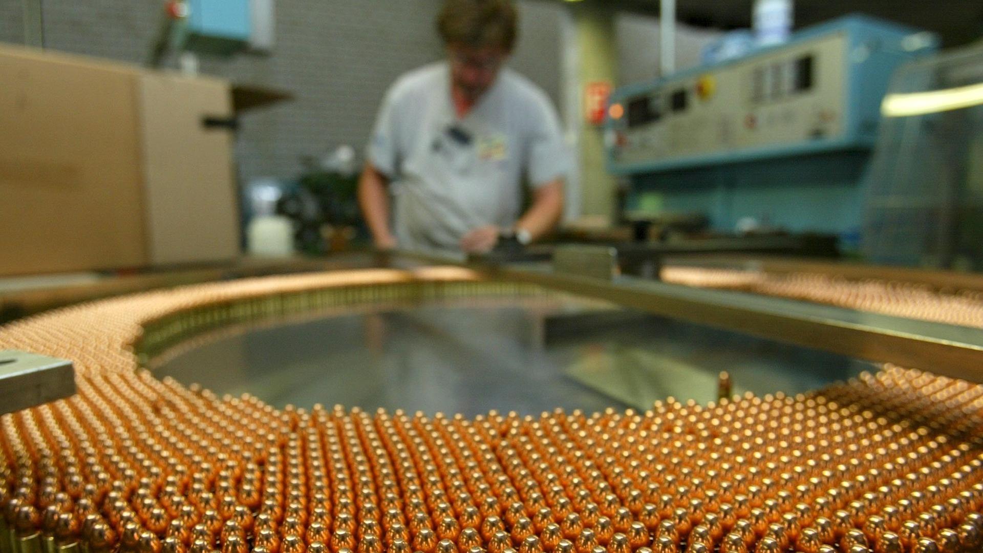 Ein Arbeiter kontrolliert in Thun in der Munitionsabteilung des Rüstungskonzerns Ruag, die Herstellung von 9-Millimeter-Patronen.