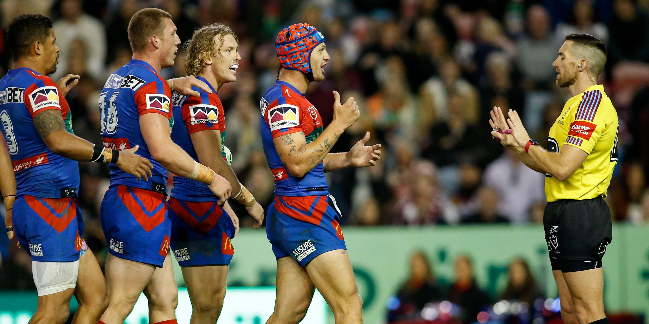 Kalyn Ponga und Phoenix Crossland diskutieren mit Schiedsrichter Peter Gough.