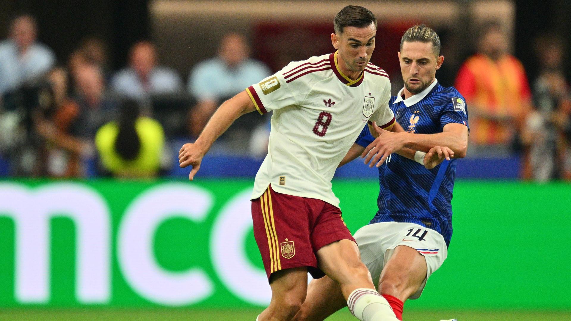 Frankreichs Nationalspieler Adrien Rabiot bedrängt seinen spanischen Kontrahenten Fabian Ruiz im Zweikampf von hinten 