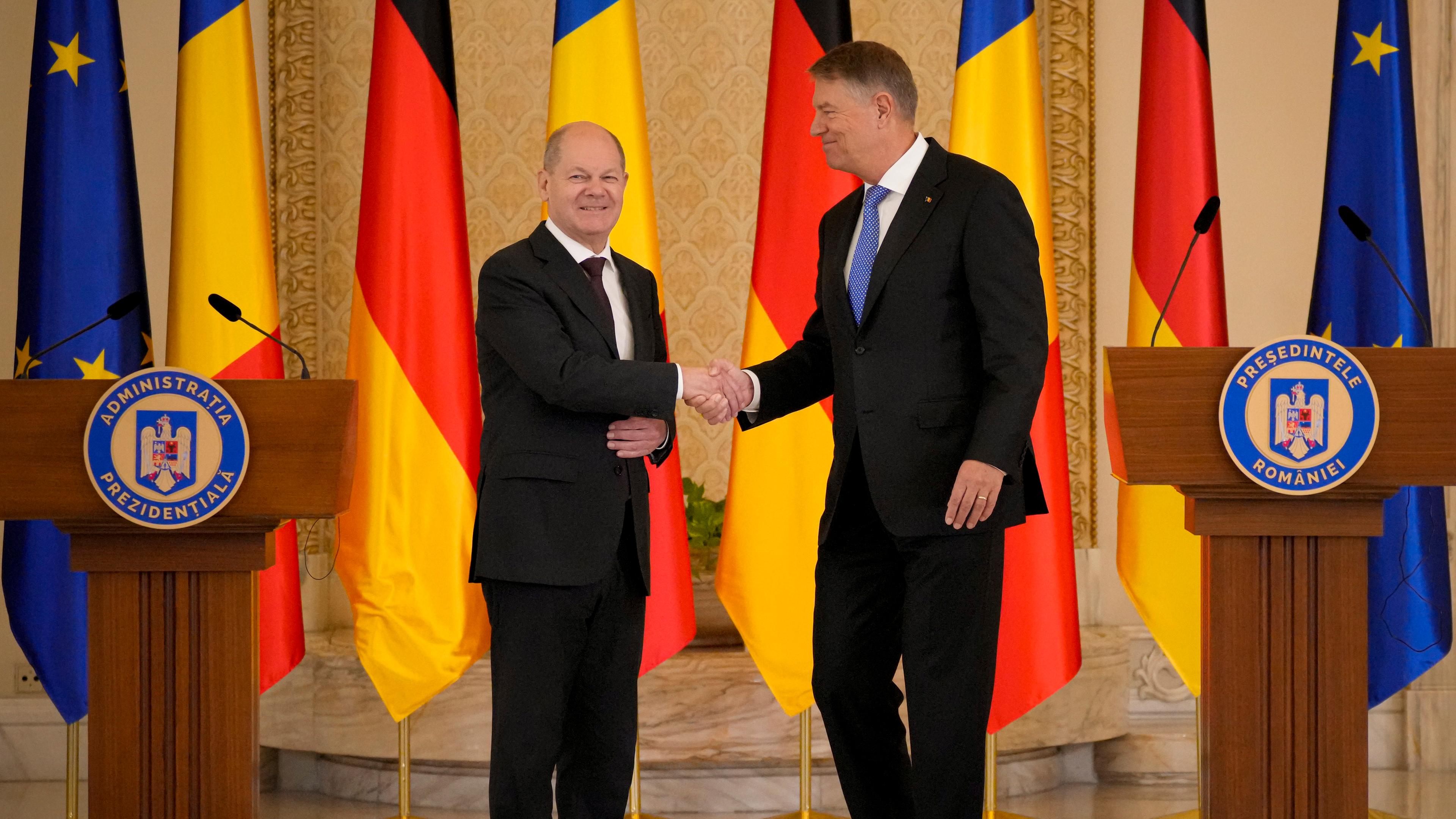 Rumänien, Bukarest: Bundeskanzler Olaf Scholz und Rumäniens Präsident Klaus Iohannis