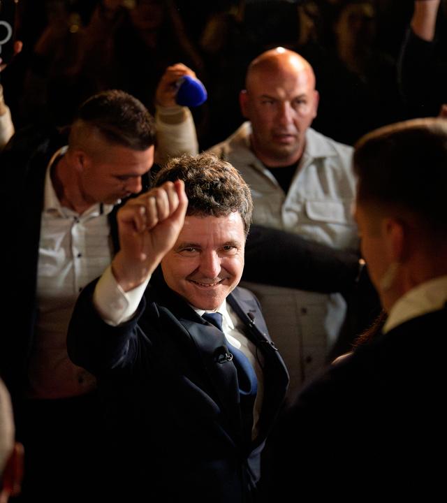 Präsidentschaftskandidat Nicusor Dan gestikuliert nach seinem Sieg in der zweiten Runde der Präsidentschaftswahle