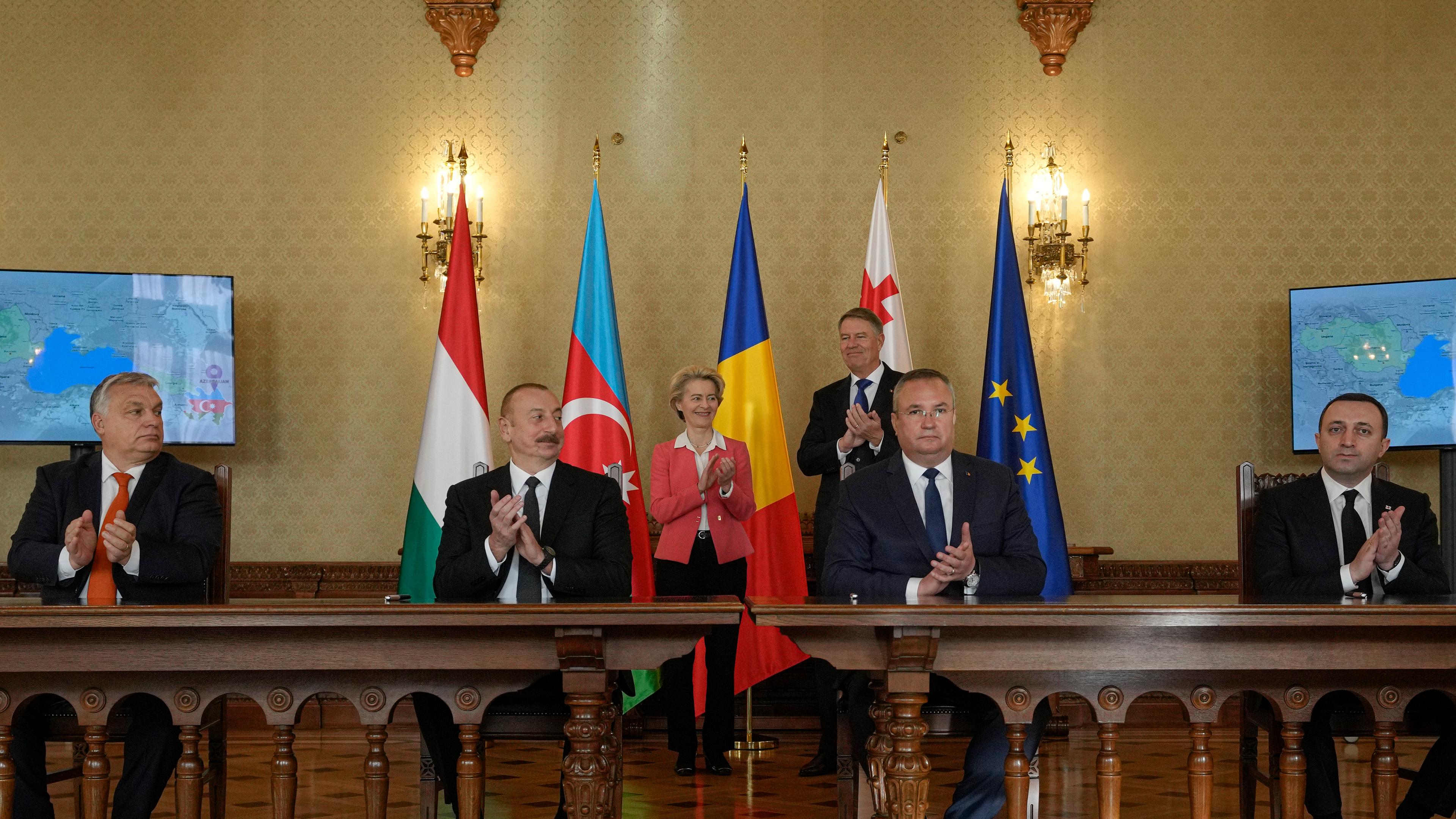 Bukarest: Ungarns Premier Orban (v.l.), Aserbaidschans Präsident Aliyev, Rumäniens Premier Ciuca und Georgiens Premier Garibashvili applaudieren.