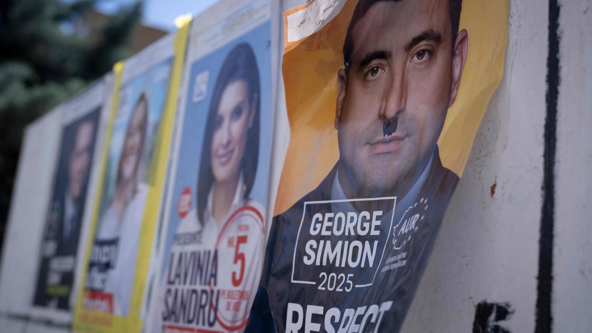 Wahlplakate wehen im Wind