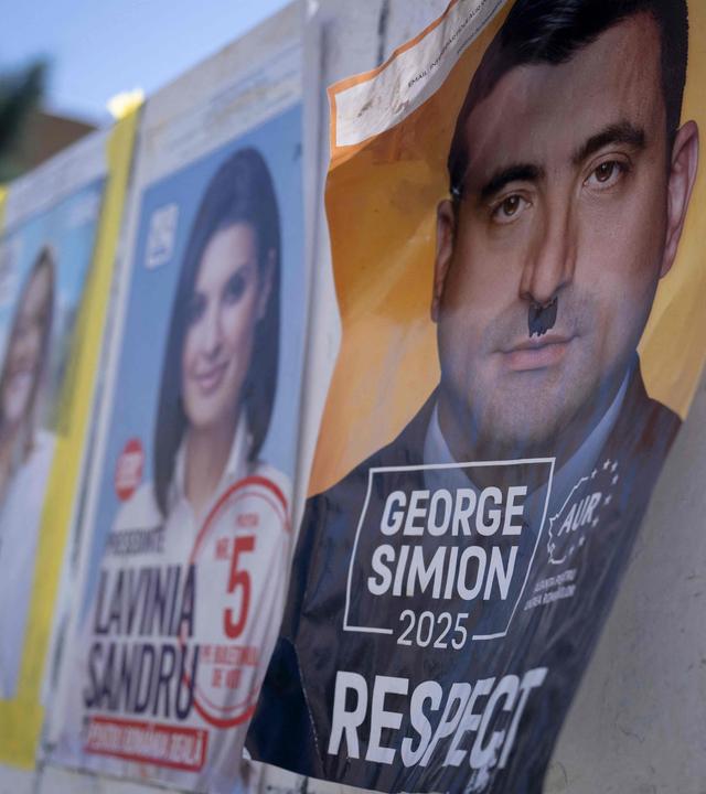 Wahlplakate wehen im Wind