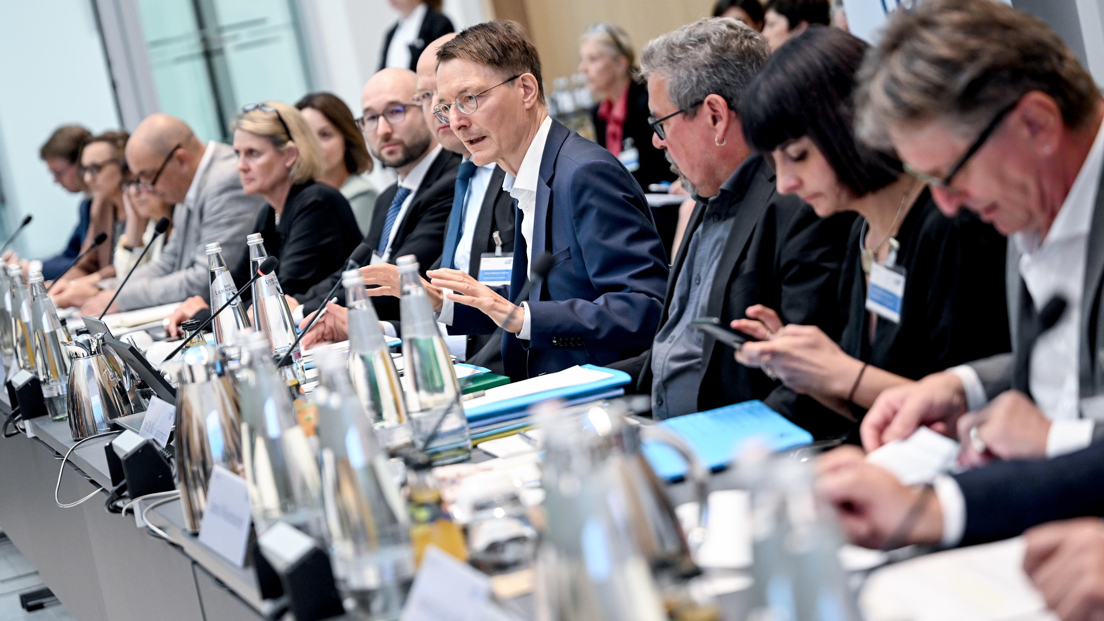 Berlin: Karl Lauterbach (SPD), Bundesminister für Gesundheit, trifft sich bei einem Rundem Tisch zu Lösungsmöglichkeiten einer besseren Versorgung für Long-Covid-Erkrankte mit Experten