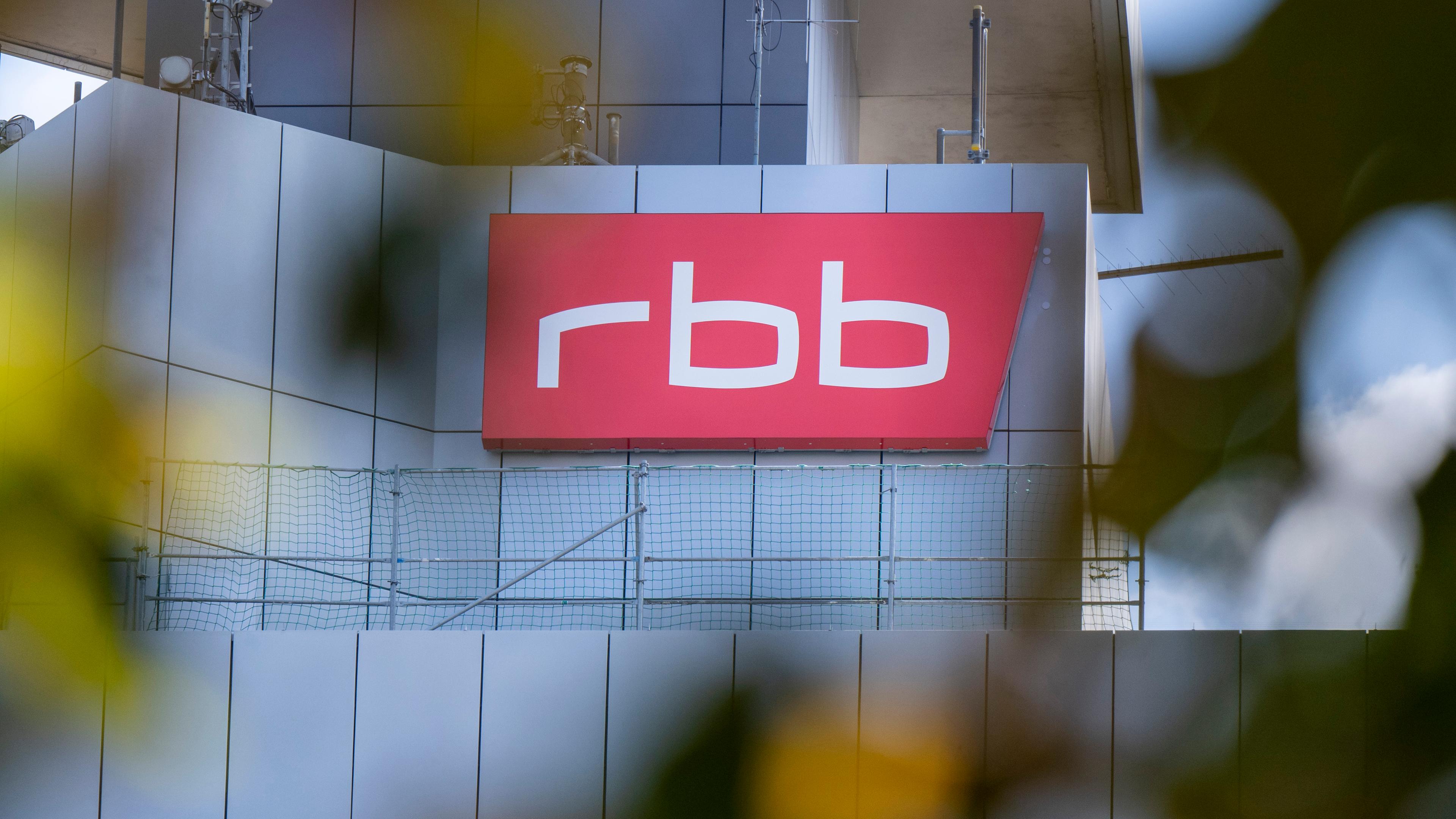 Das Logo des öffentlichen Senders Rundfunk Berlin-Brandenburg (RBB) ist an der Fassade am Sitz des Senders an der Masurenallee angebracht. 