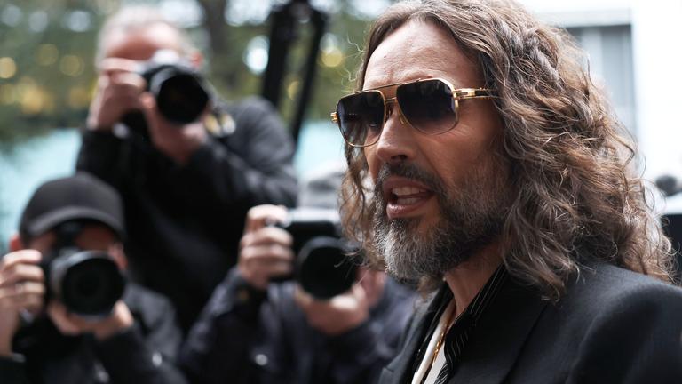 Russell Brand auf dem Weg in das Gericht in London . Fotografen warten auf ihn. 