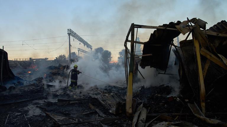 Feuerwehrleute versuchen, einen Brand auf einem städtischen Buchmarkt zu löschen.