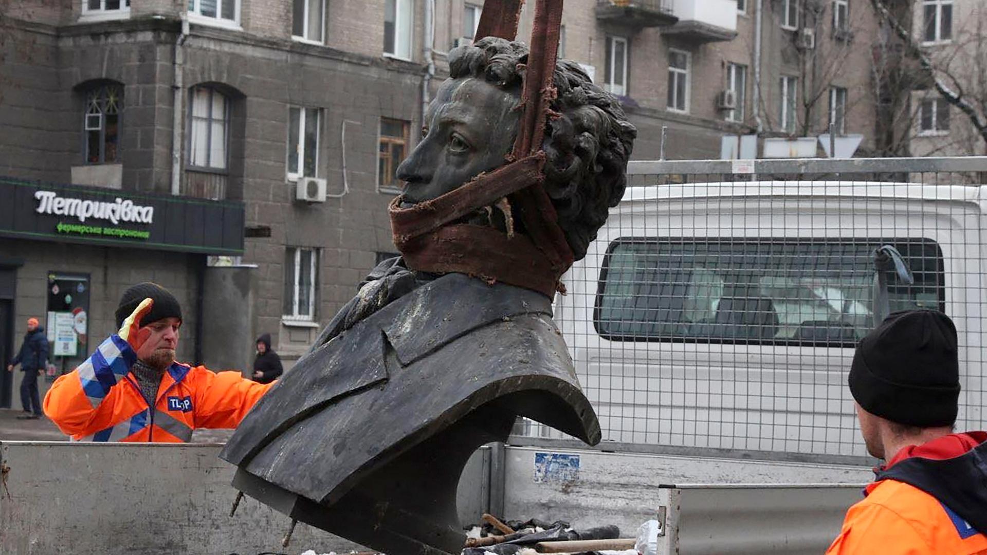 Städtische Arbeiter demontieren ein Denkmal des russischen Schriftstellers Alexander Puschkin im Stadtzentrum von Dnipro (Ukraine), aufgenommen am 17.12.2022