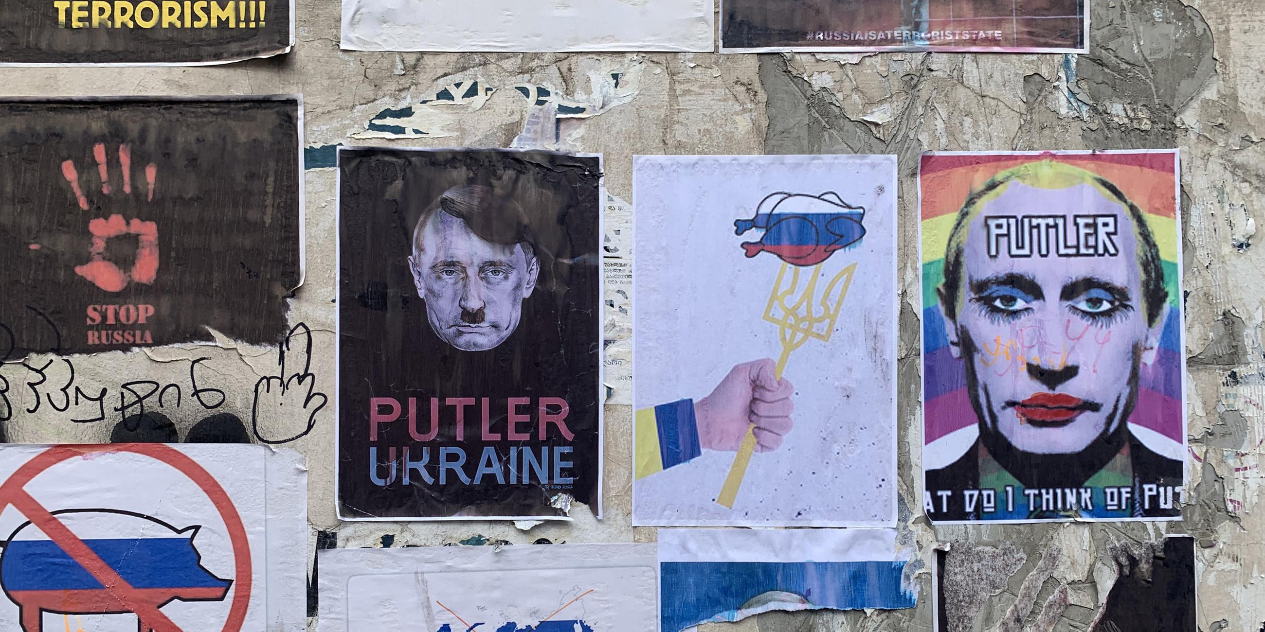 Protestplakate zu "Russische Flüchtlinge in Georgien unterwünscht"