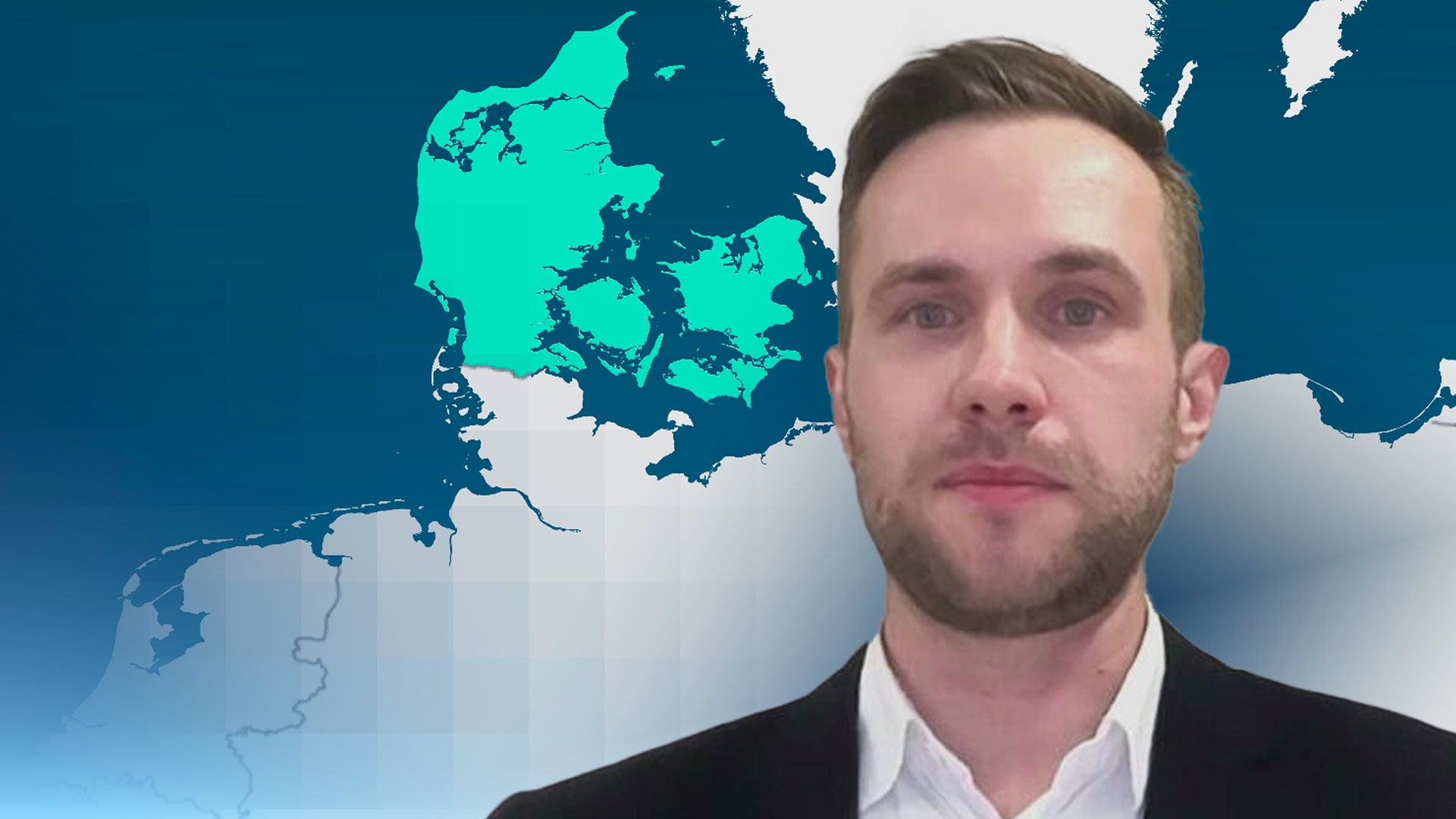 Julian Pawlak, Experte für maritime Sicherheit bei der Stiftung für Wissenschaft und Politikin einem schwarzen Sakko und weißem Hemd. Im hintergrund ist eine weiße Wand.