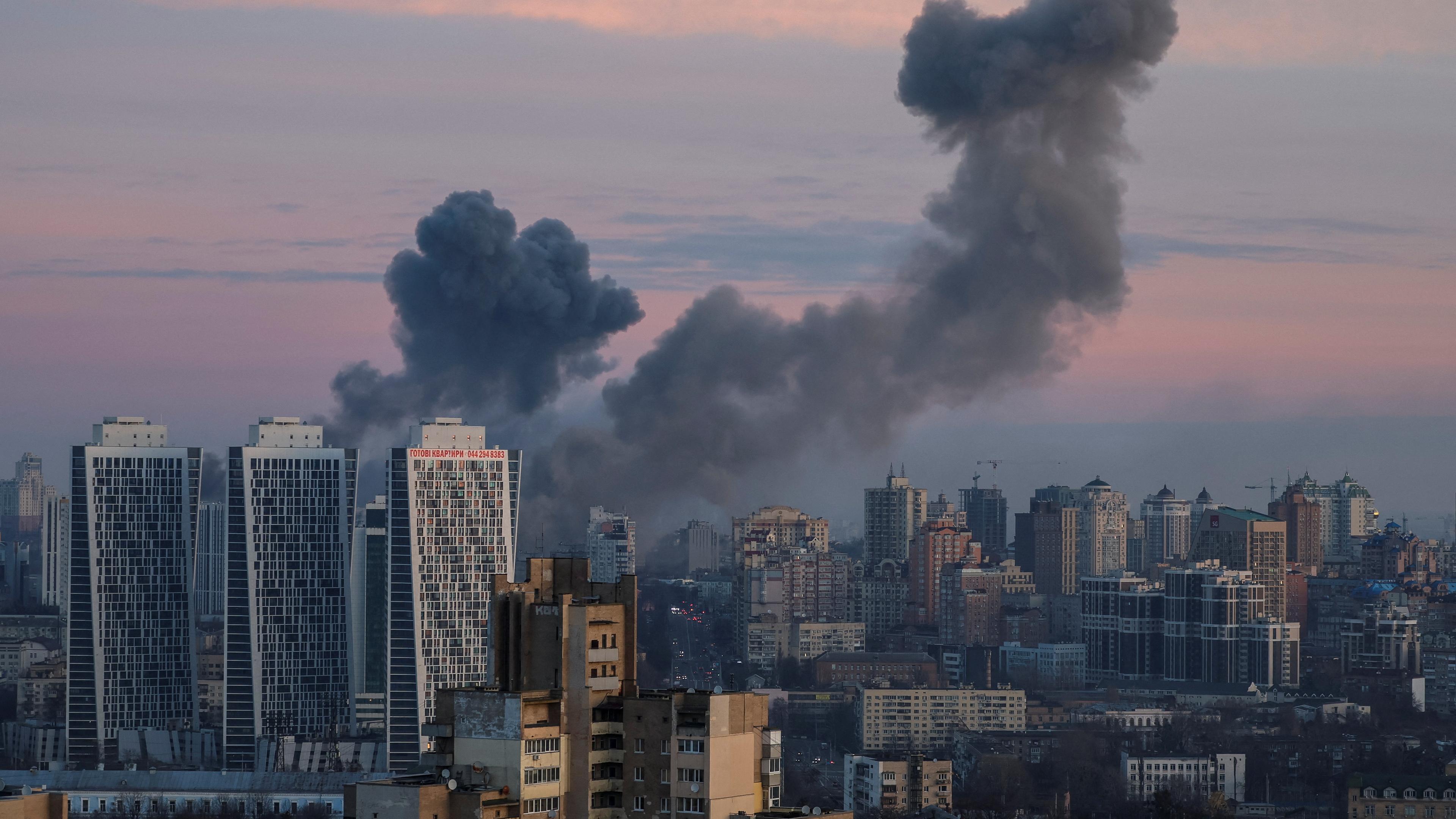 Rauch über Kiew nach russischen Drohnen- und Raketenangriffen.