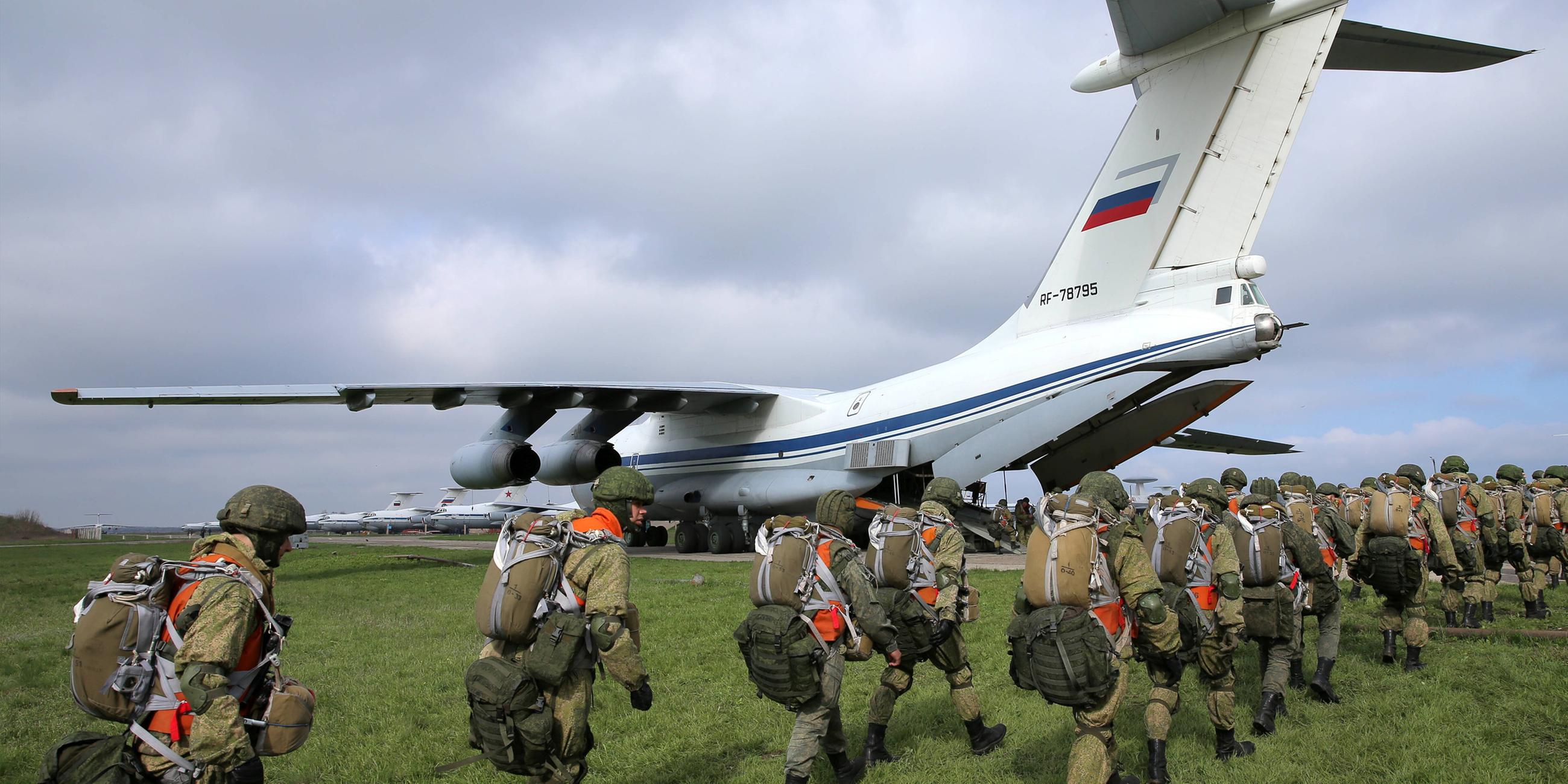 Archiv: Russische Luftlandetruppen bei einer Übung
