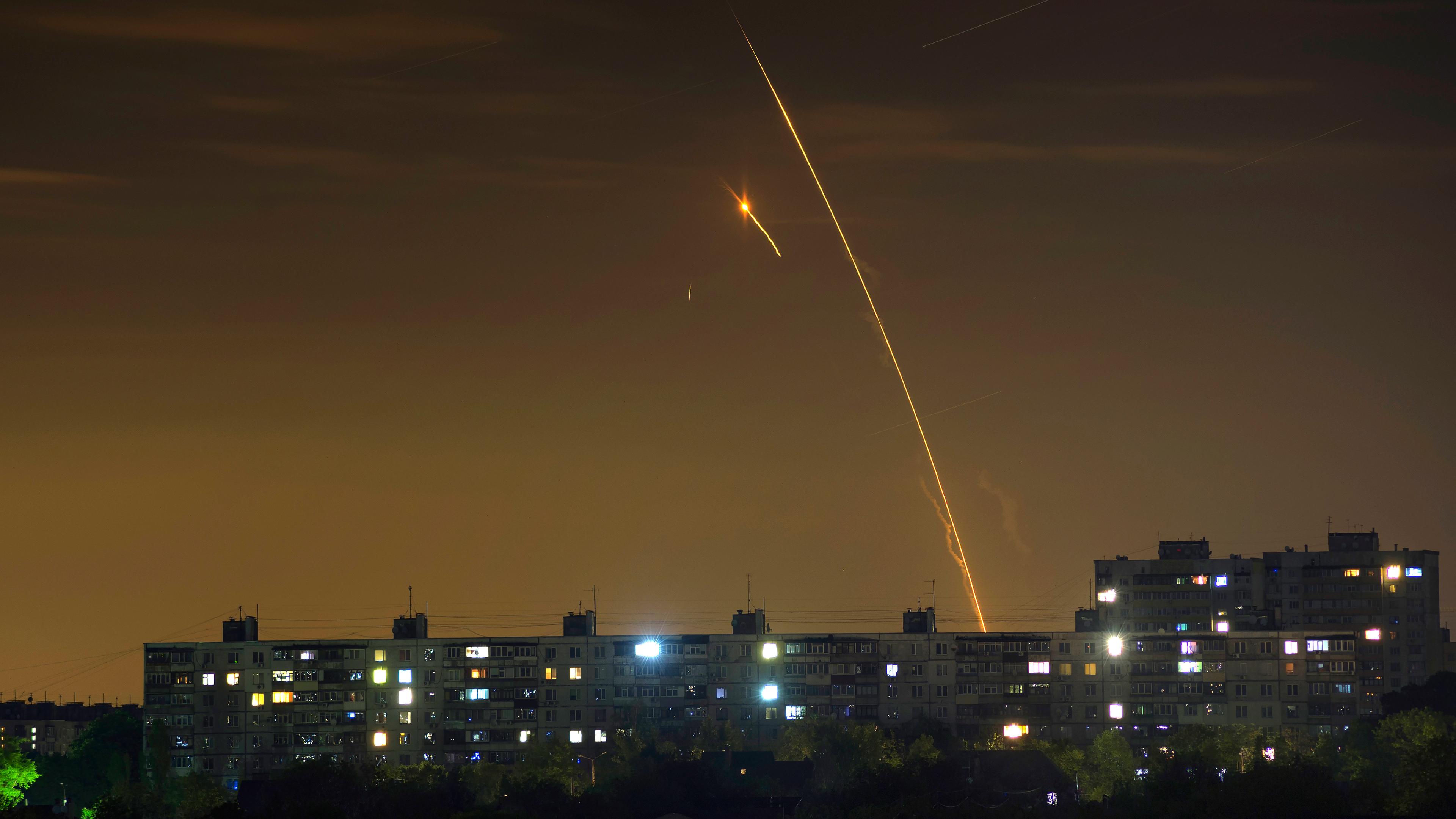 Russische Raketen, die aus der russischen Region Belgorod auf die Ukraine abgefeuert werden, sind im Morgengrauen in Charkiw