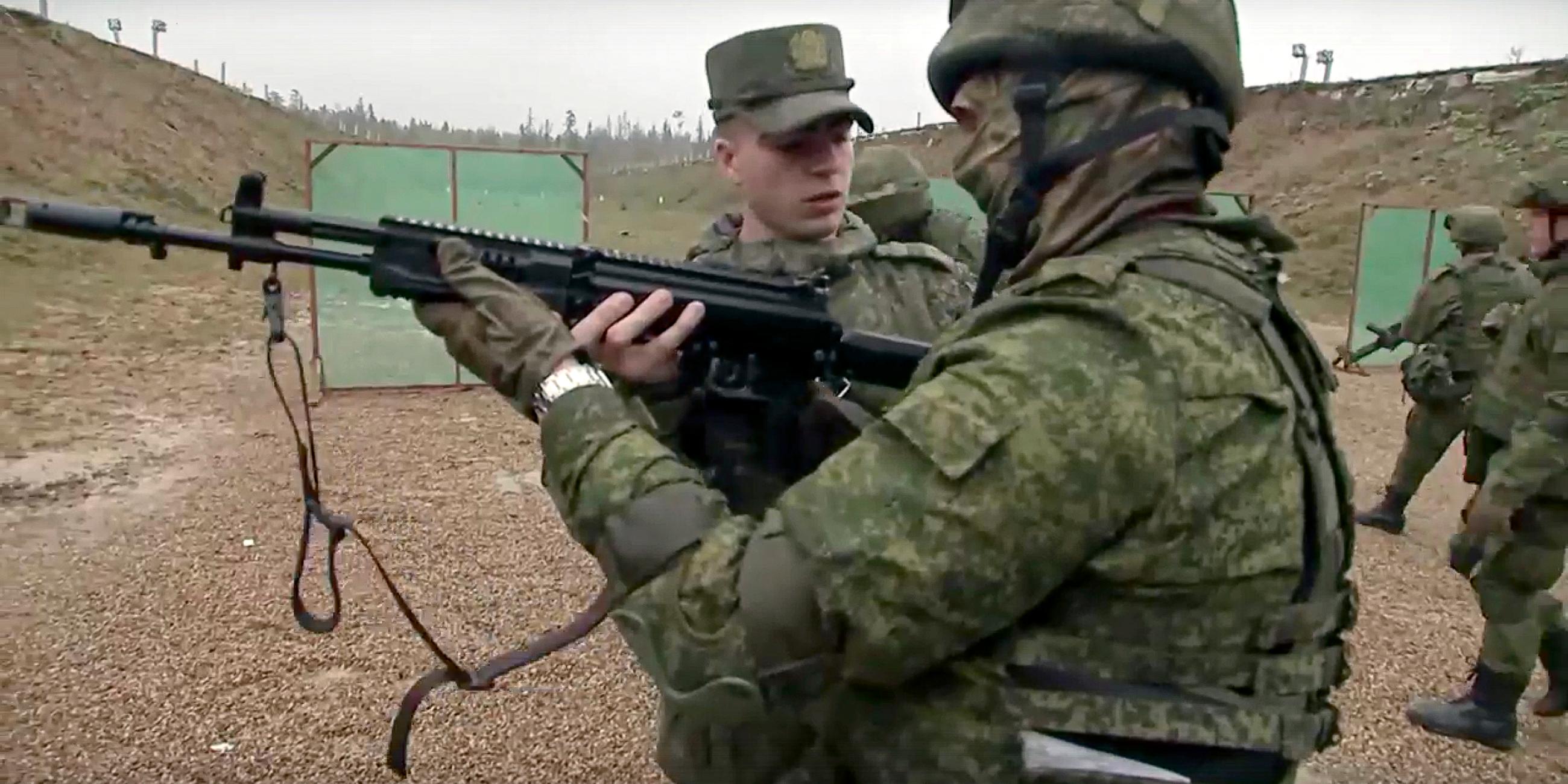 Archiv: Russische Rekruten beim militärischen Training
