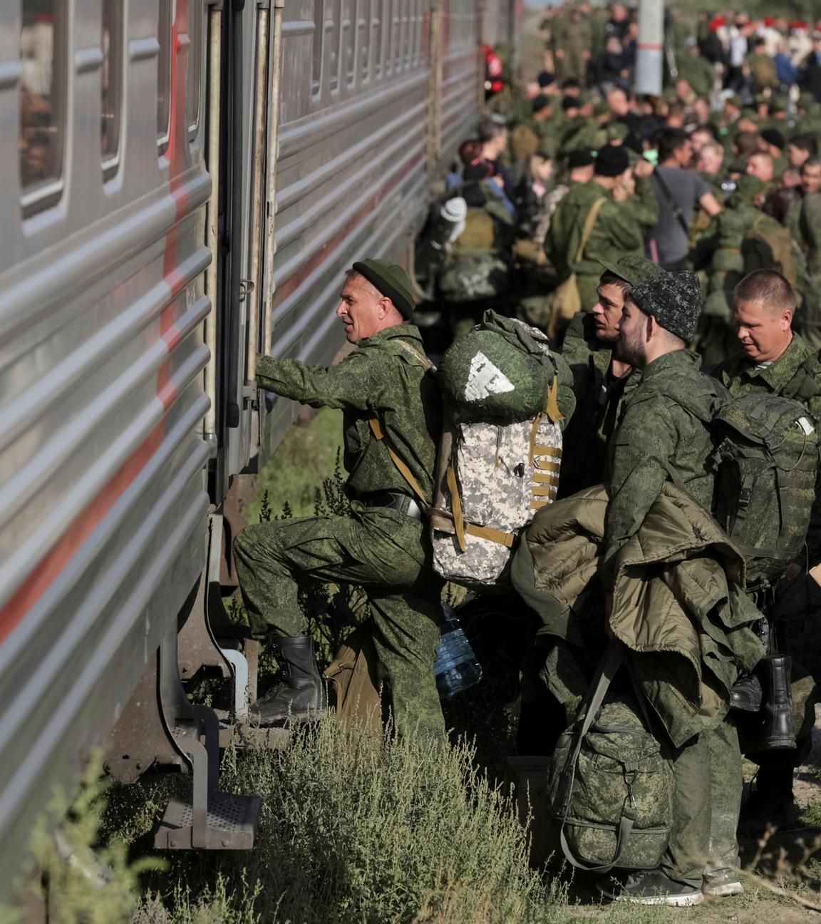 Russische Rekruten am Zug