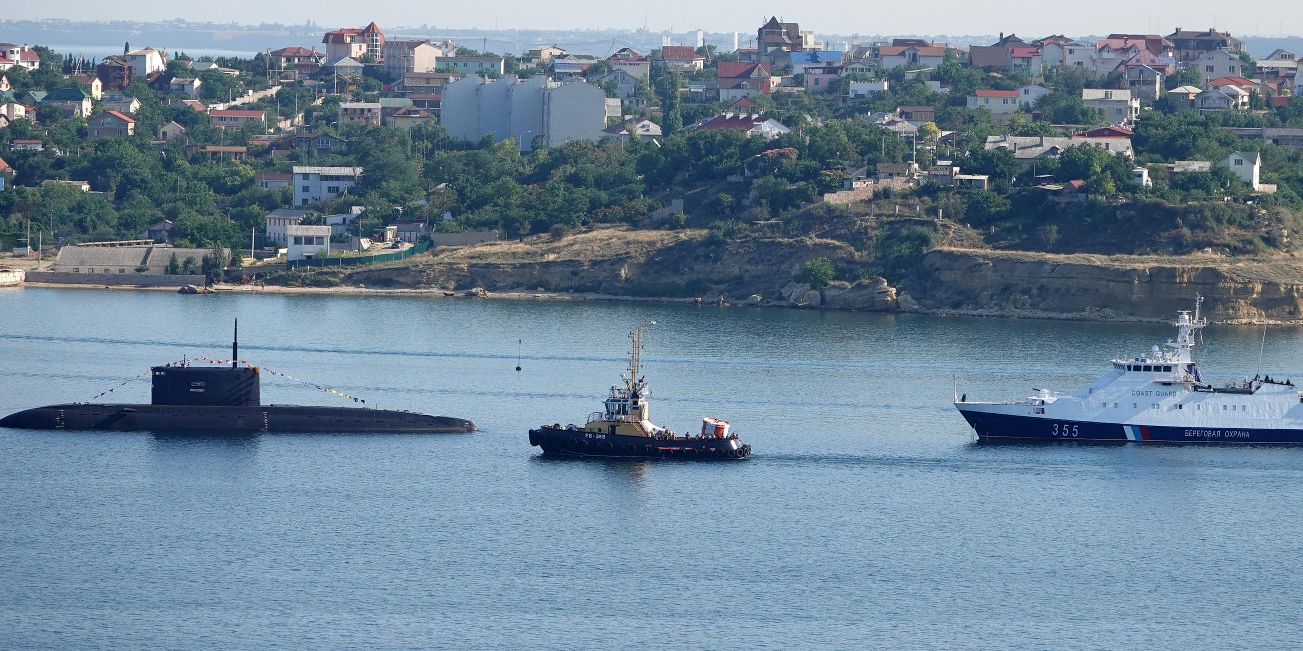 Archiv: Ein U-Boot und Kriegsschiffe der russischen Schwarzmeerflotte liegen vor Anker in der Hafenstadt die ein Symbol der Verteidigung der Krim als uneinnehmbarer Festung ist.