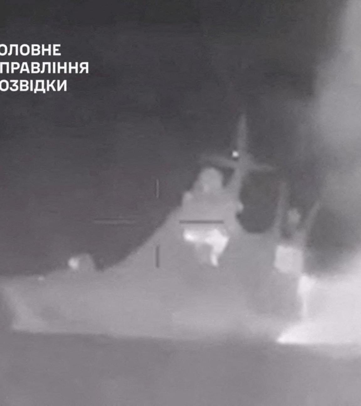  Rauch, der von dem russischen Patrouillenschiff der Schwarzmeerflotte Sergej Kotow aufsteigt, das nach Angaben des ukrainischen Militärgeheimdienstes von ukrainischen Seedrohnen beschädigt wurde.