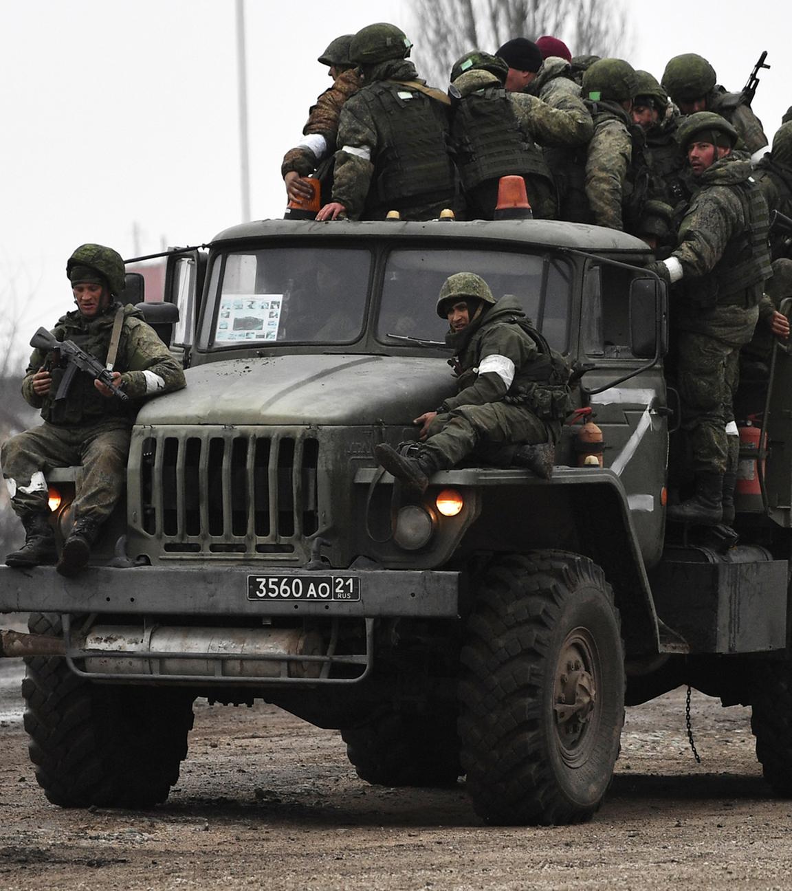 Russische Soldaten, die in der Stadt Armjansk im Norden der Krim auf einem Militärlastwagen sitzen am 25.02.2022