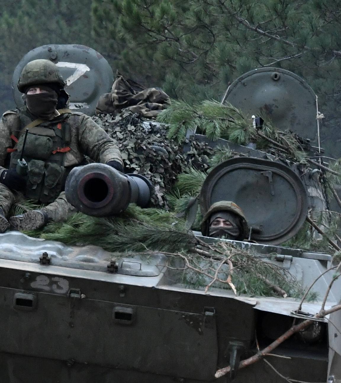 Russische Soldaten bereiten eine selbstfahrende Haubitze 2S1 Gvozdika zum Feuern vor, während die russische Militäroperation in der Ukraine auf dem Gebiet der Region Cherson fortgesetzt wird