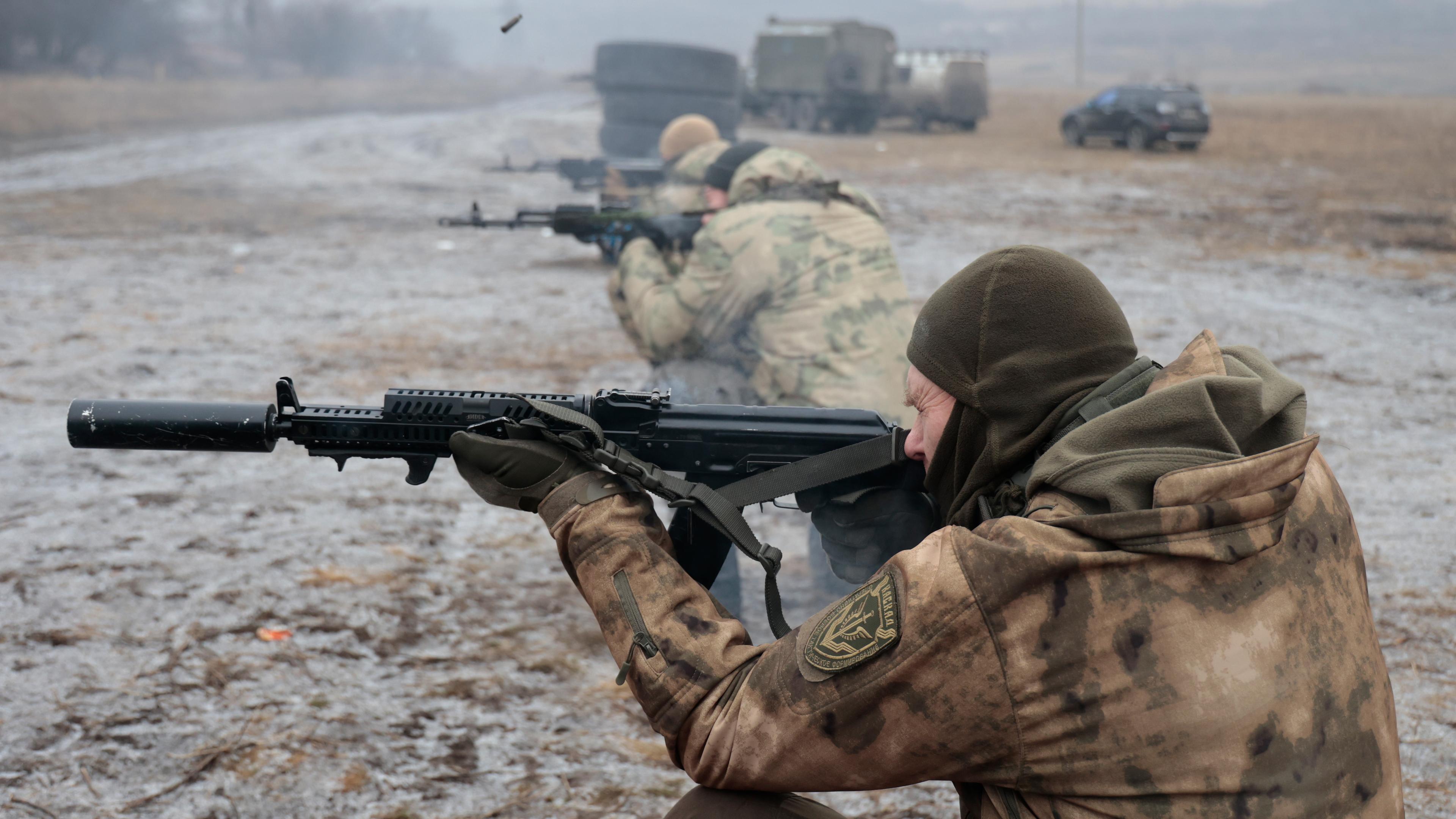 Soldaten der russischen Armee üben auf einem Truppenübungsplatz in der von Russland kontrollierten Region Donezk