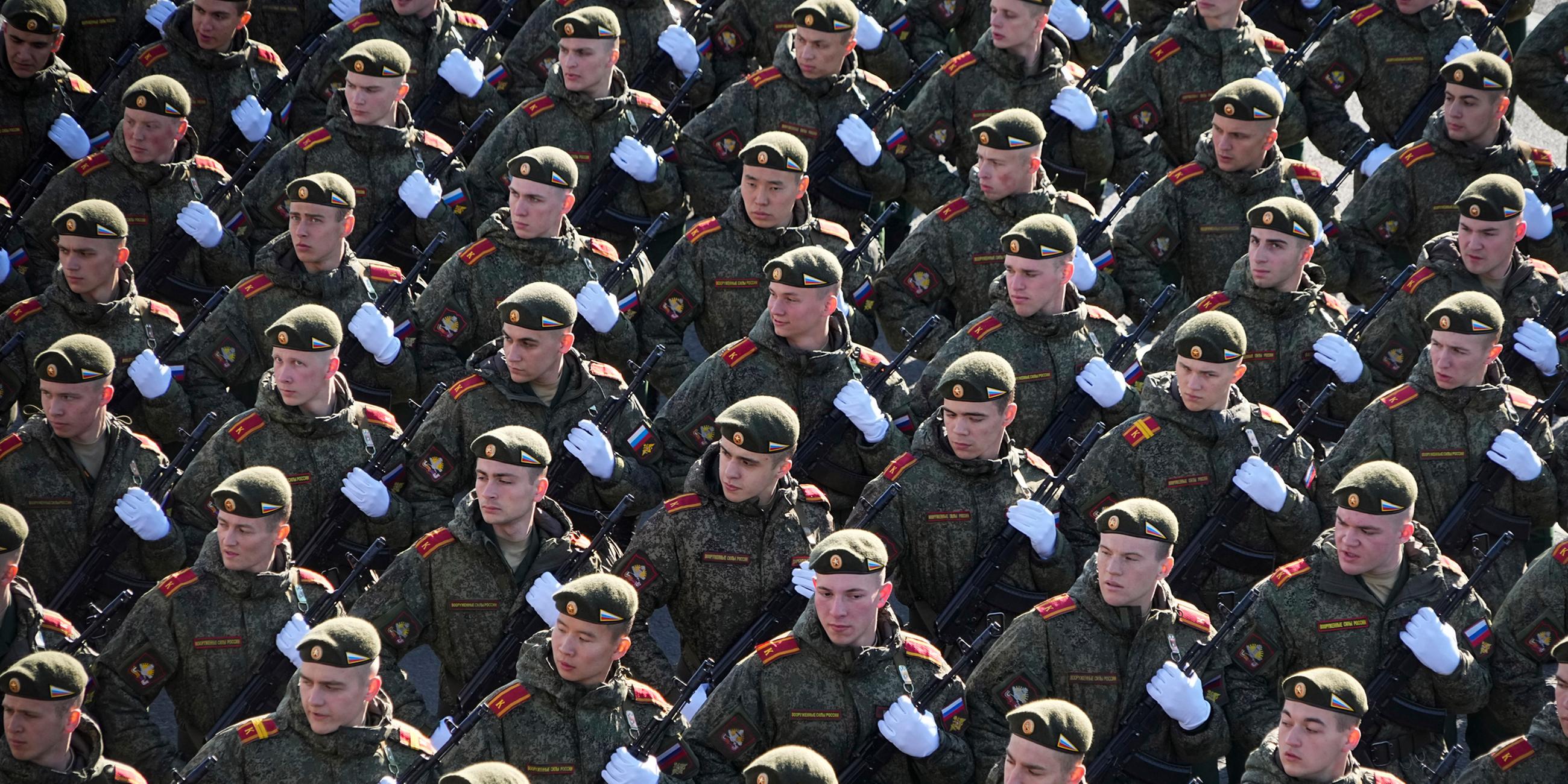 Archiv: Russische Soldaten marschieren zum Roten Platz, um an einer Generalprobe für die Militärparade zum Tag des Sieges teilzunehmen. (07.05.2023)