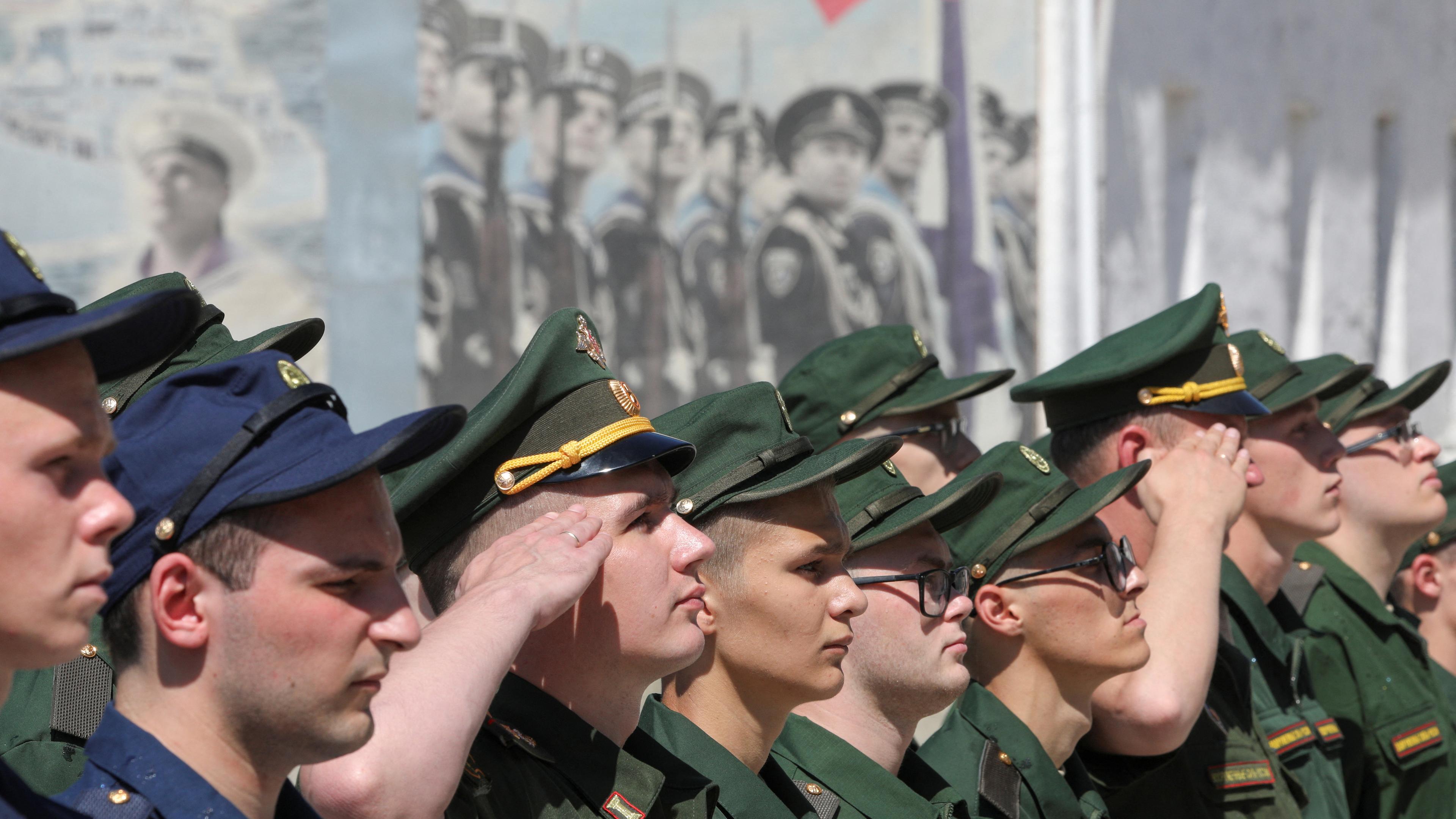 Russische Soldaten und Wehrpflichtige, die zum Militärdienst einberufen wurden, stellen sich vor ihrer Abreise in die Garnisonen in einem Rekrutierungszentrum in Sewastopol auf der Krim zusammen