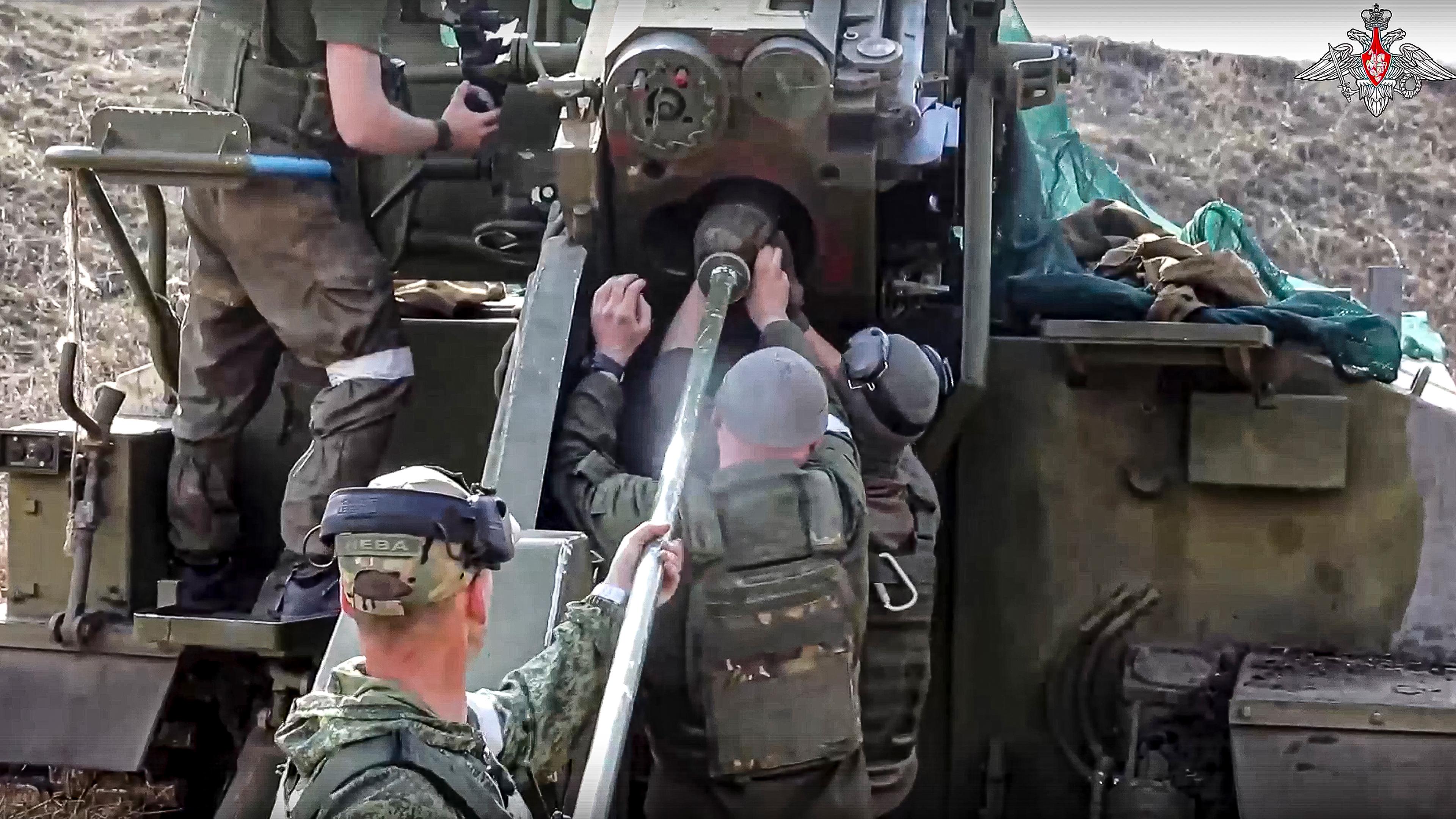Russische Soldaten bereiten eine 152-mm-Selbstfahrlafette Giatsint-S vor, um auf ukrainische Stellungen an einem nicht genannten Ort zu feuern, aufgenommen am 18.05.2023