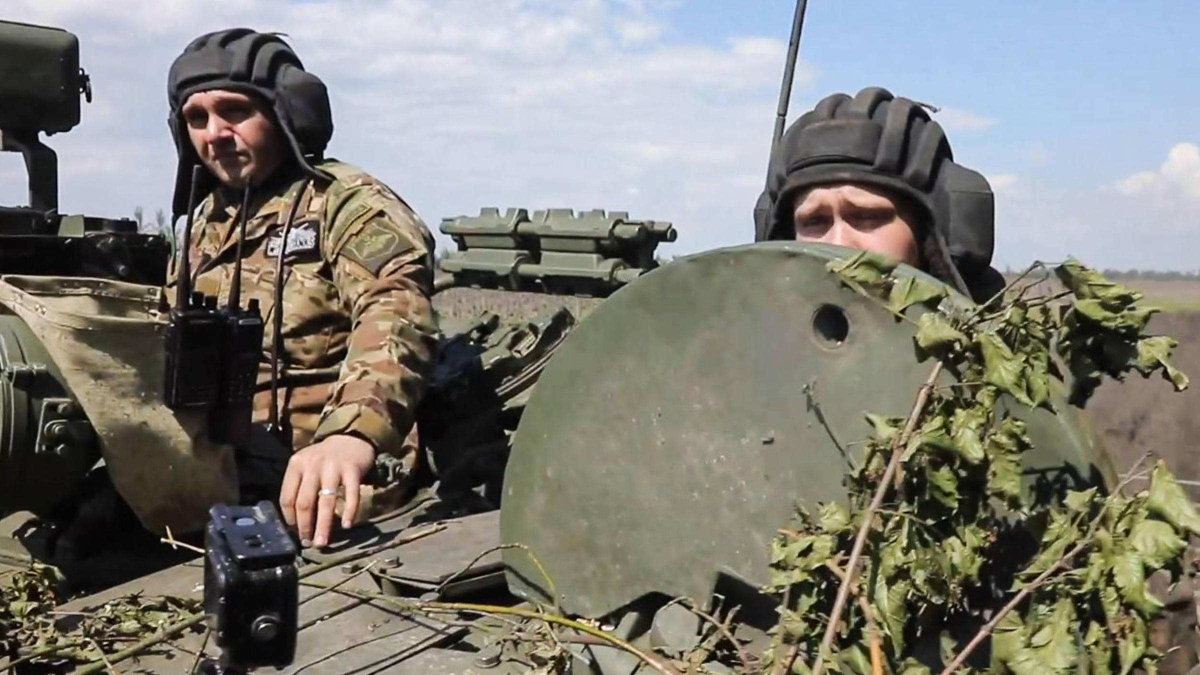 Russische Soldaten auf einem Panzer