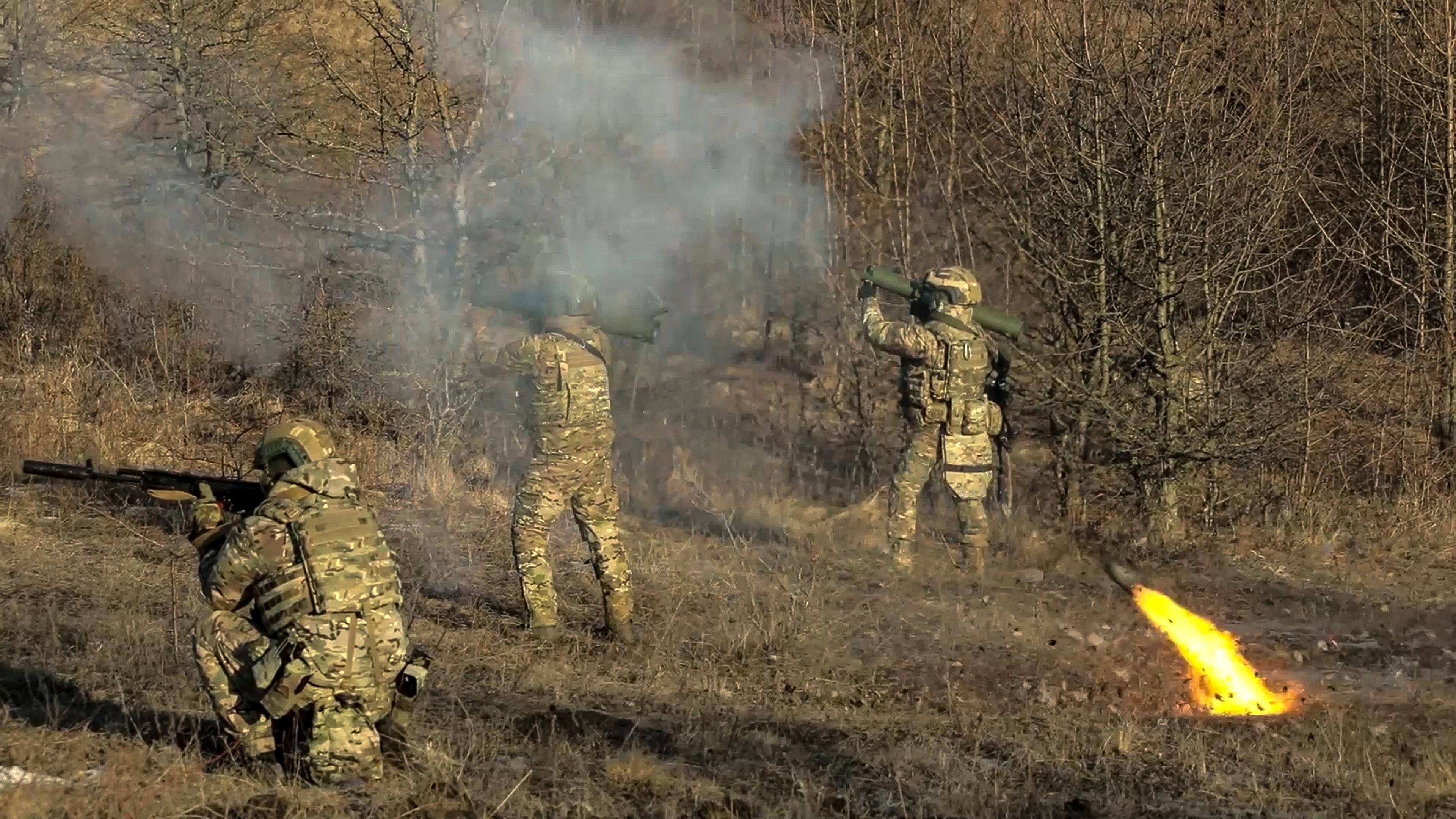 Russische Soldaten in der Ukraine mit Waffen in ihren Händen