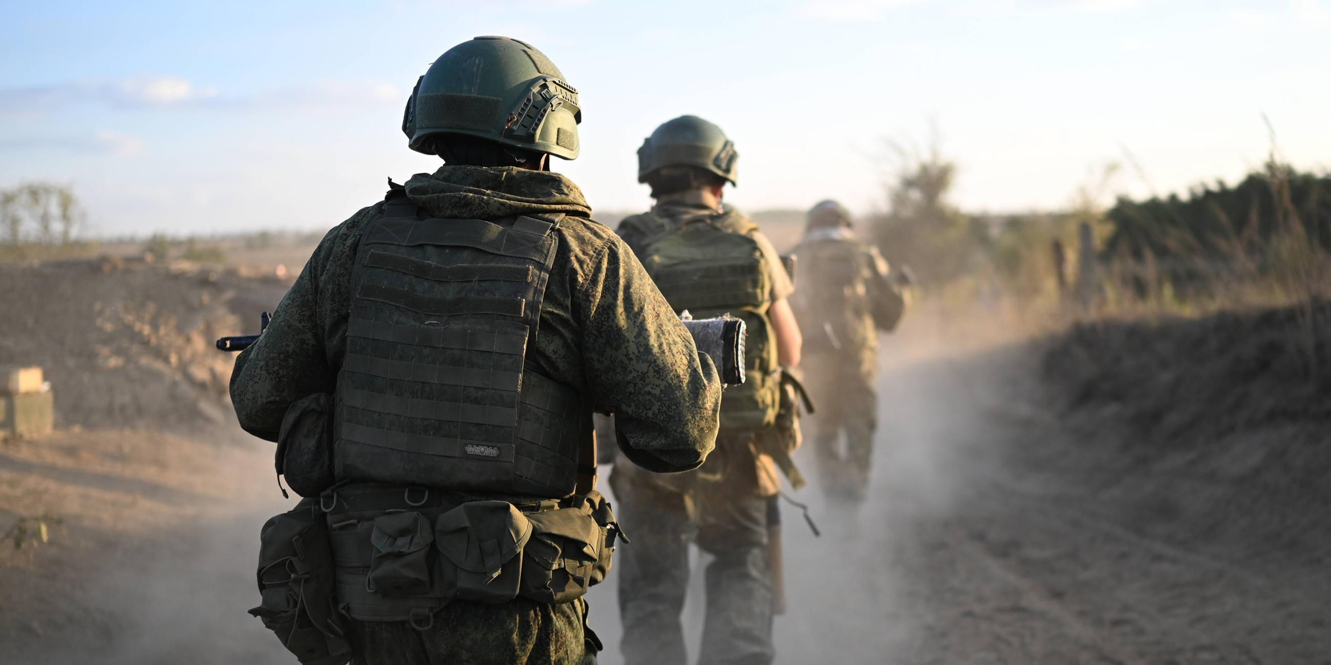 Rekruten der russischen Marine nehmen an Kampftaktik- und Schießübungsübungen teil