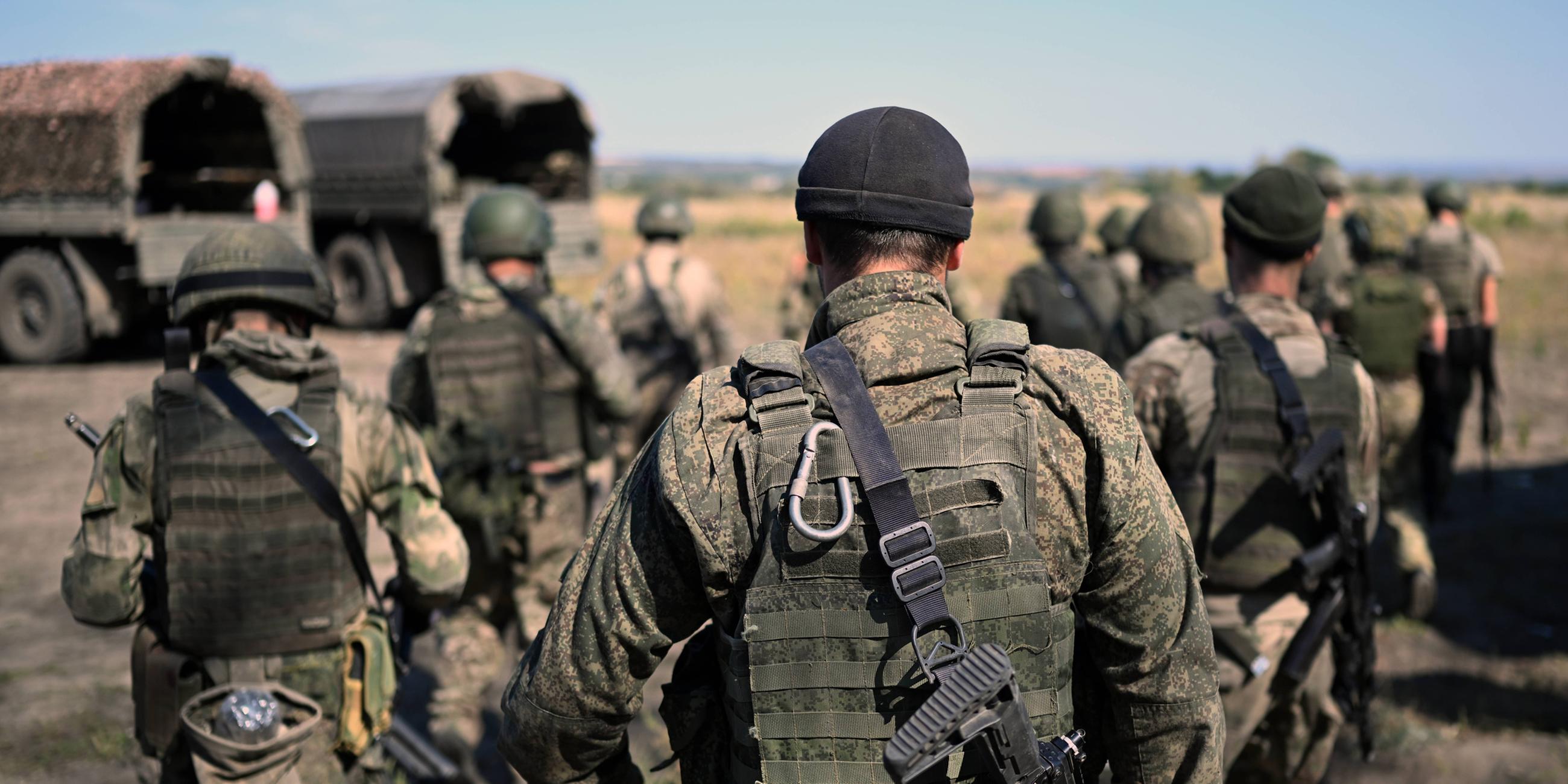 Soldaten der russischen Streitkräfte während einer Kampfkoordinationsübung in der Volksrepublik Luhansk