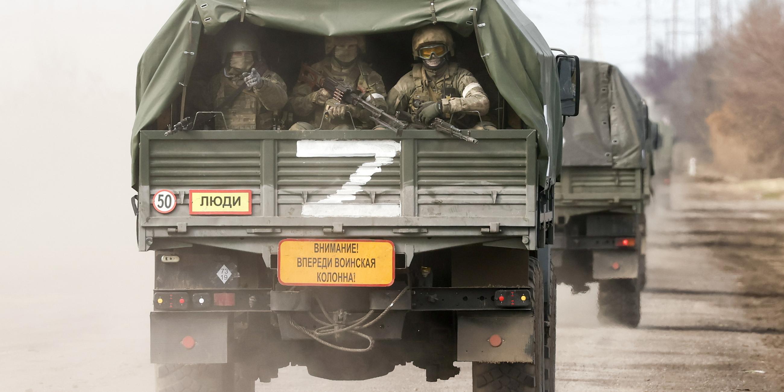 Russische Soldaten auf Militärfahrzeugen (Archivbild)