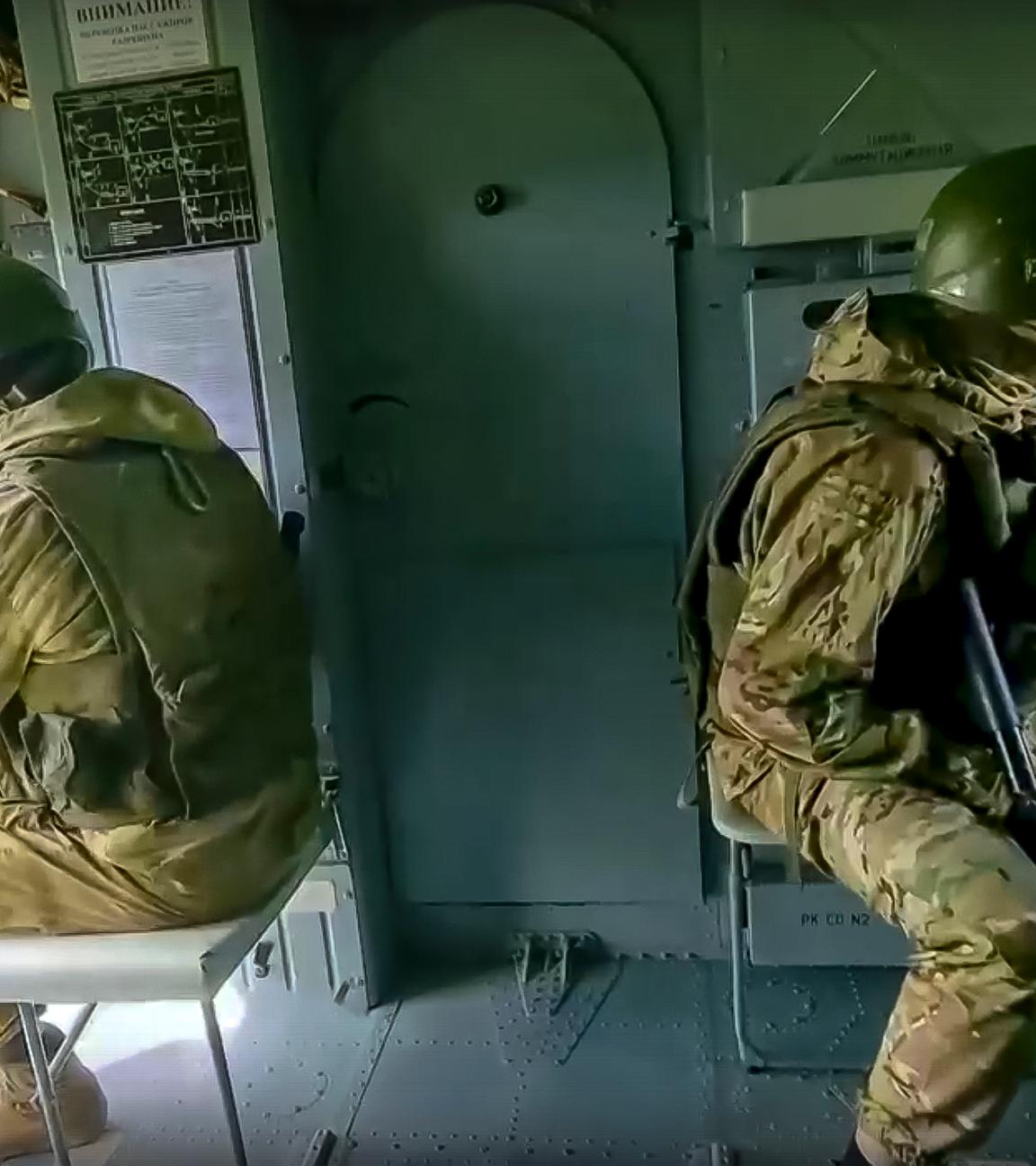 Russische Soldaten an Bord eines Mi-8-Hubschraubers